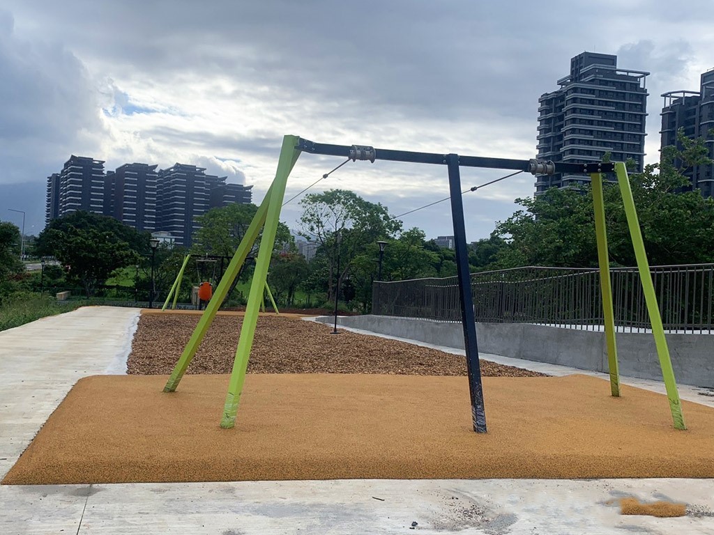 公23公園輕軌遊戲場旁，還設置有小朋友最愛的溜索