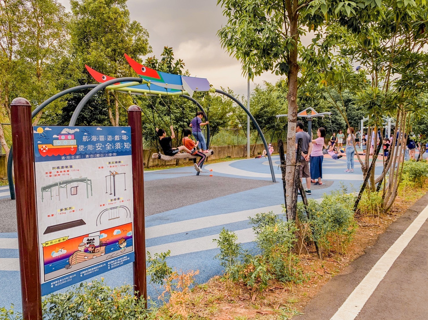 樂活公園以交通(陸海空)為主題，規劃捷運遊戲區、航空體健區及航海遊戲區3大主題區，特色十足