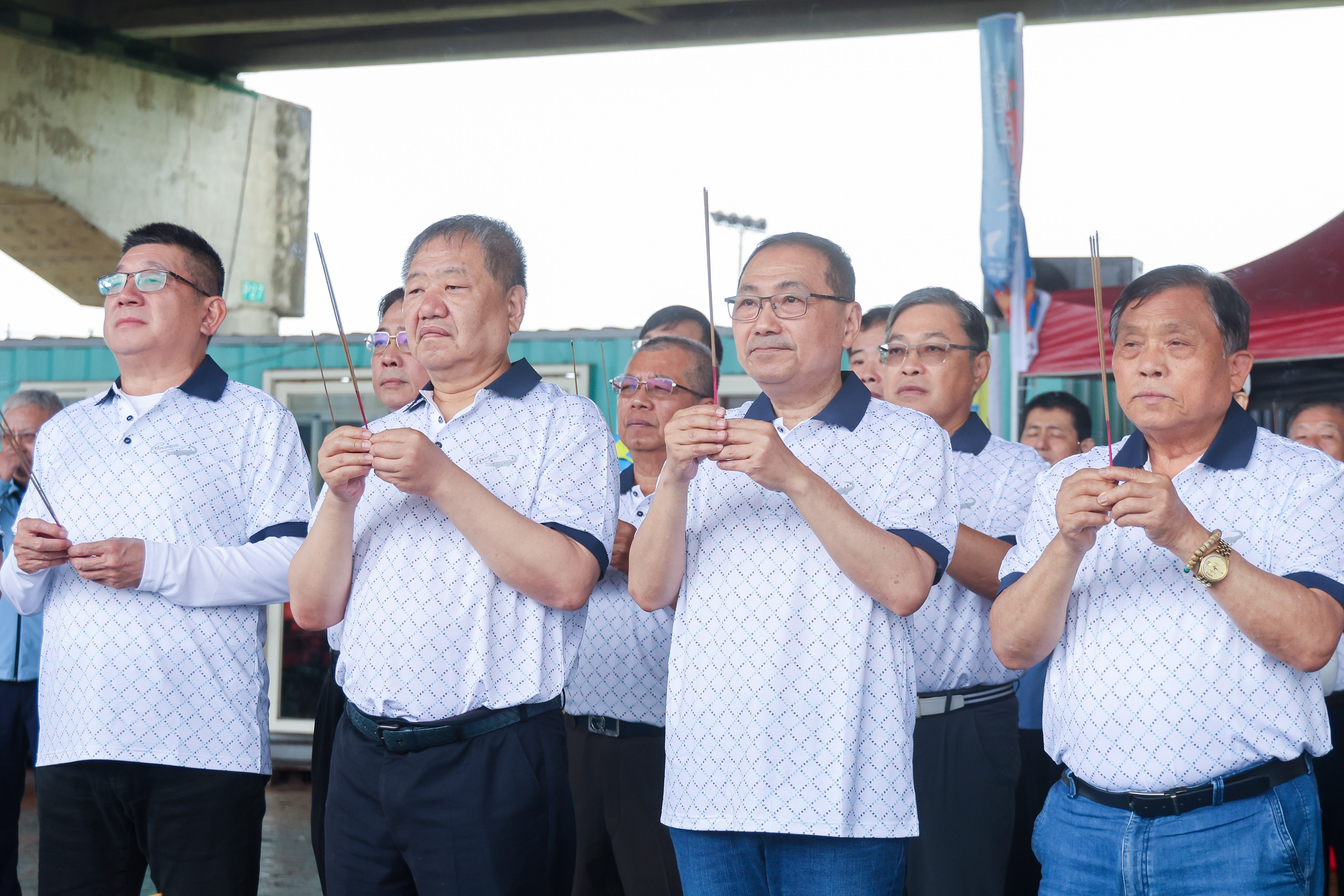 侯友宜與議長蔣根煌一同為龍舟賽點睛祈福，祈求賽事平安順利、圓滿成功