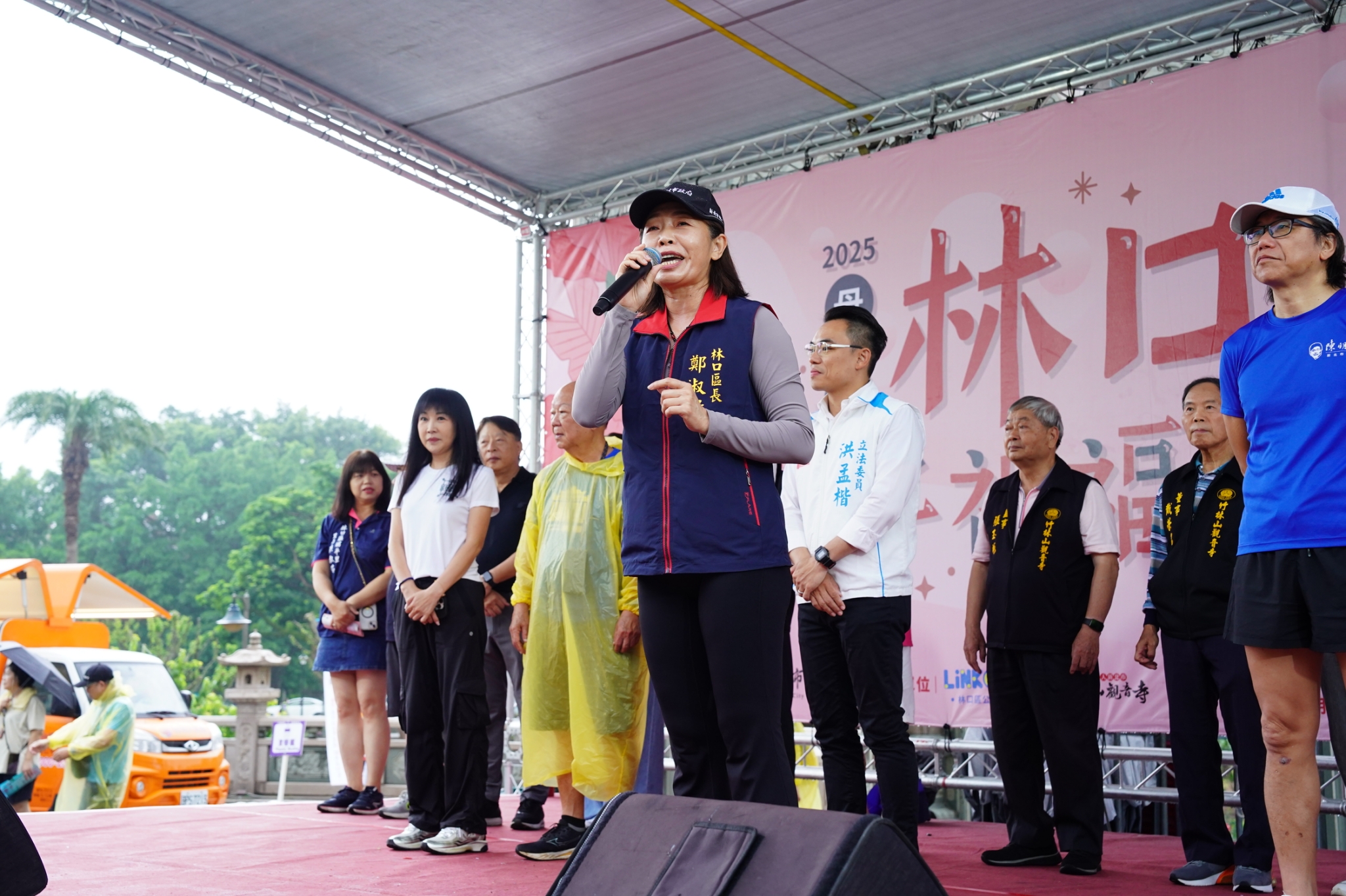 03.林口區長鄭淑敏致詞時感謝大家參與健走活動並預祝大家母親節快樂