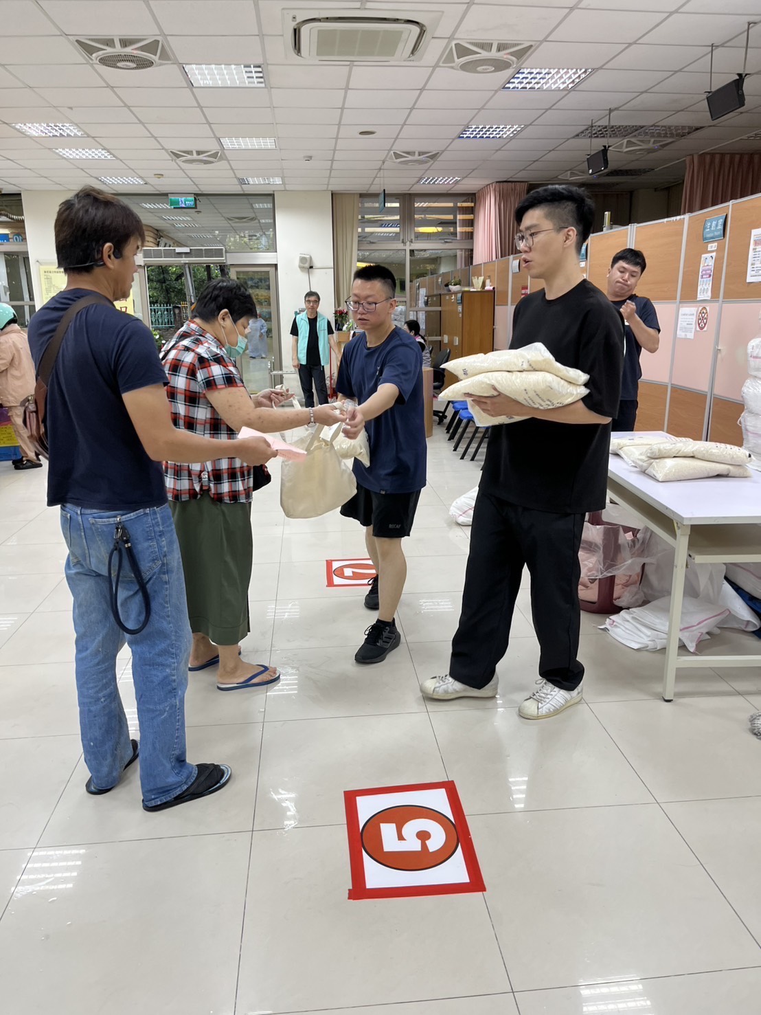 公所同仁及國軍夥伴協助白米發放