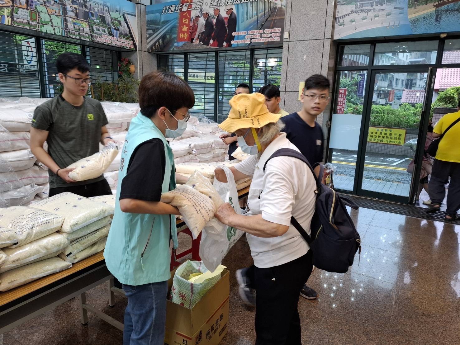 公所同仁及國軍夥伴協助發放白米