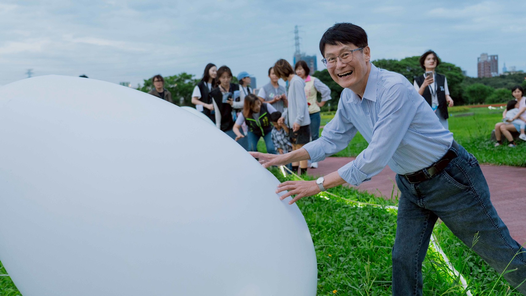  陳純敬副市長與蝶戀季裝置-幻影泡泡互動