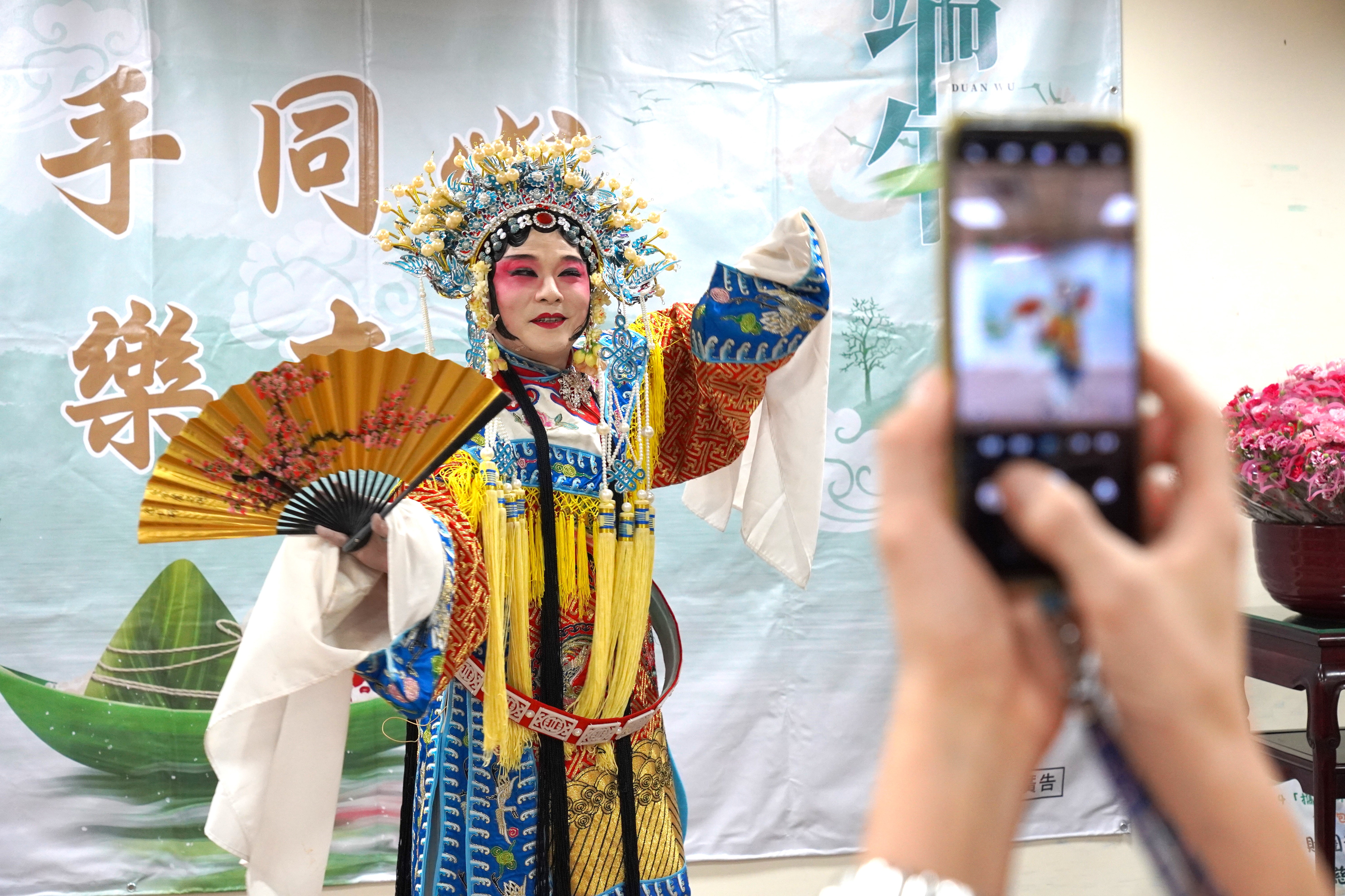 包粽活動日正逢母親節，現場結合新北市花雅戲曲藝術教育推廣協會帶來京劇演出