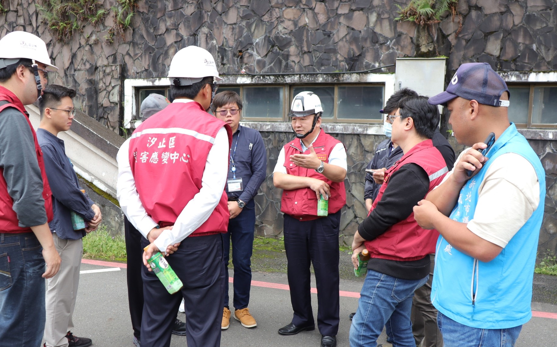 新北市政府工務局長馮兆麟(中)赴現場勘查，瞭解路面傾斜出現裂痕的原因，並進行修復工程。
