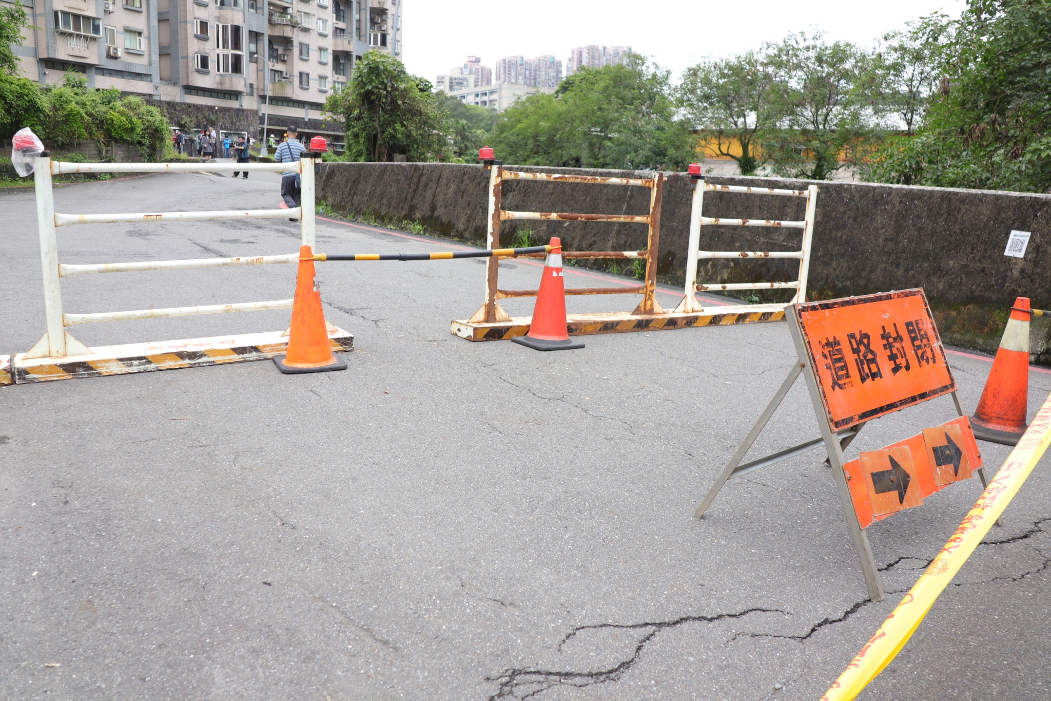 汐止區伯爵街14巷發生路面傾斜、裂痕，目前道路已暫時封閉。