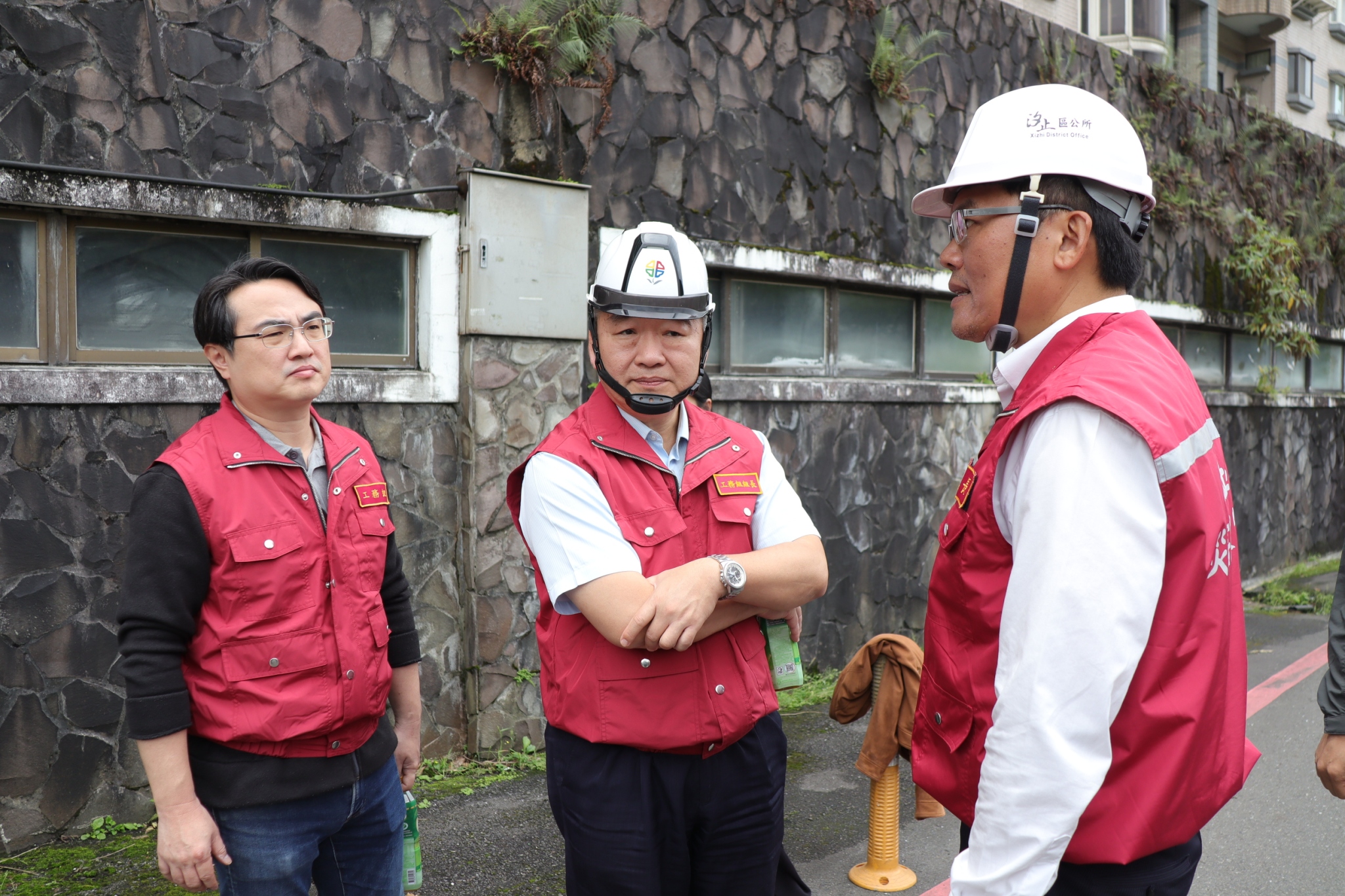 新北市政府工務局長馮兆麟(左二)、工務局總工程司楊至中(左一)與汐止區長林慶豐討論交換意見。