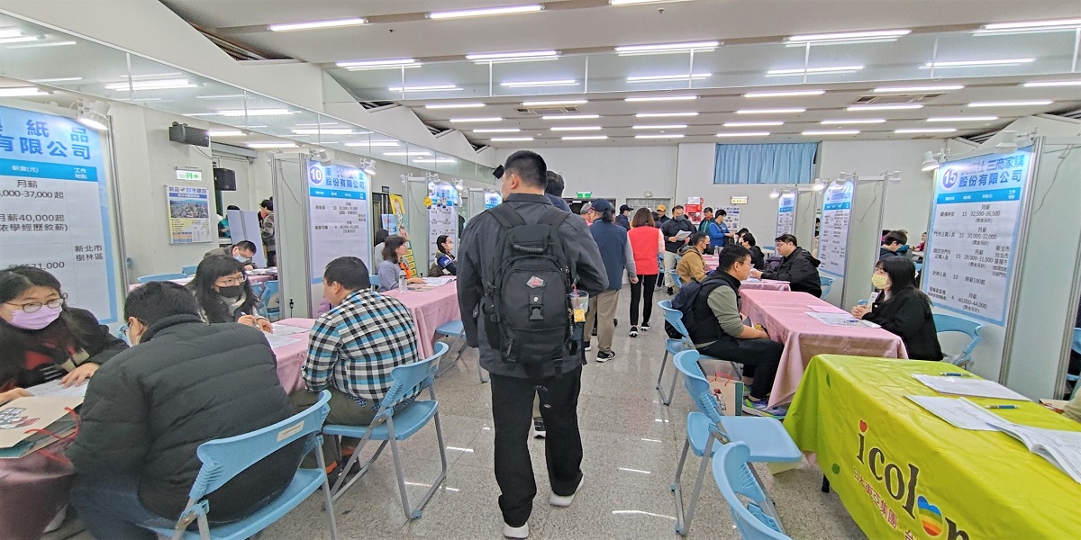 民眾現場尋找心儀職缺