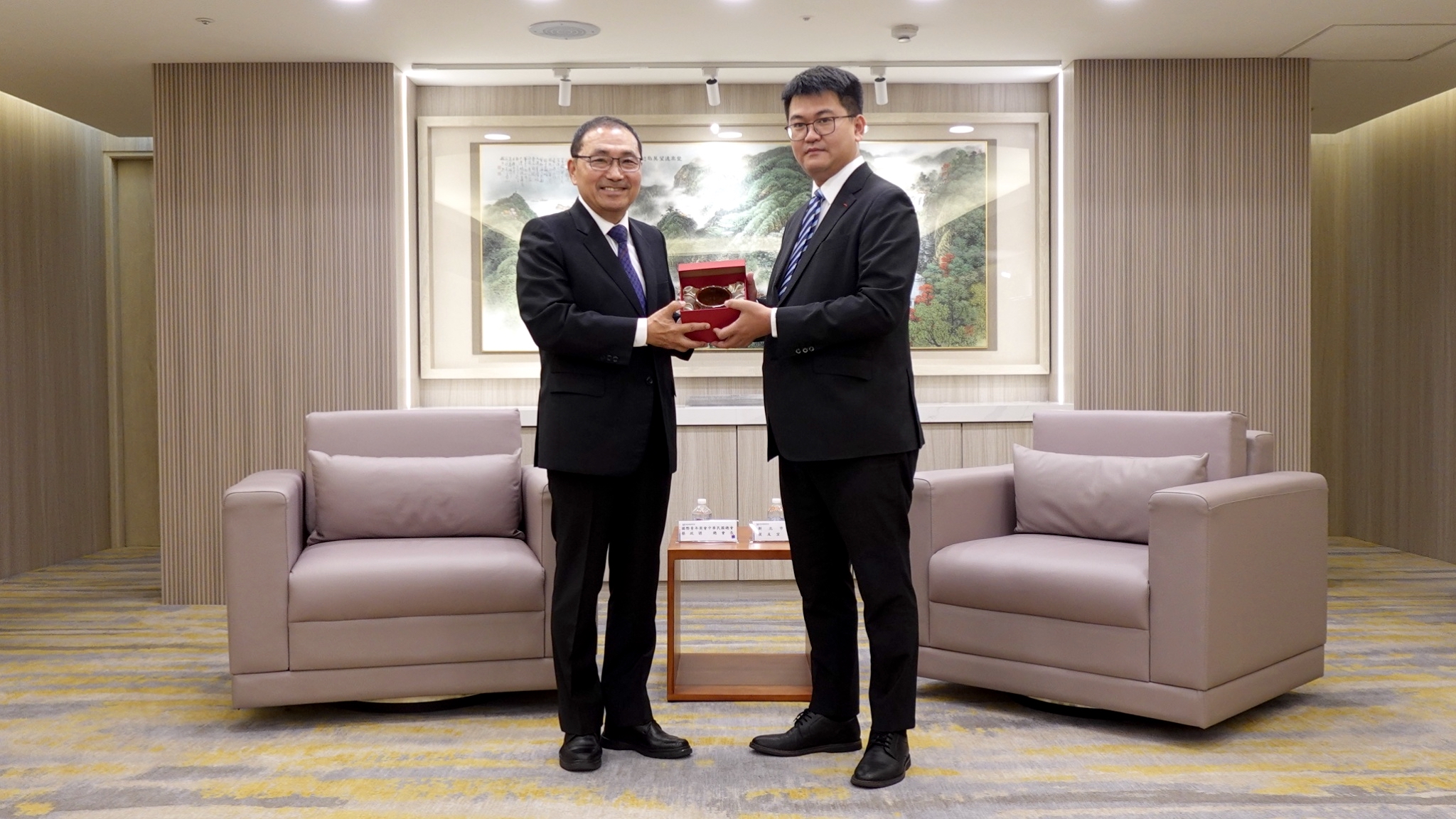 青商會第73屆總會長蔡政諺(圖右)回贈由陶藝大師李仁燿製作的開運杯。