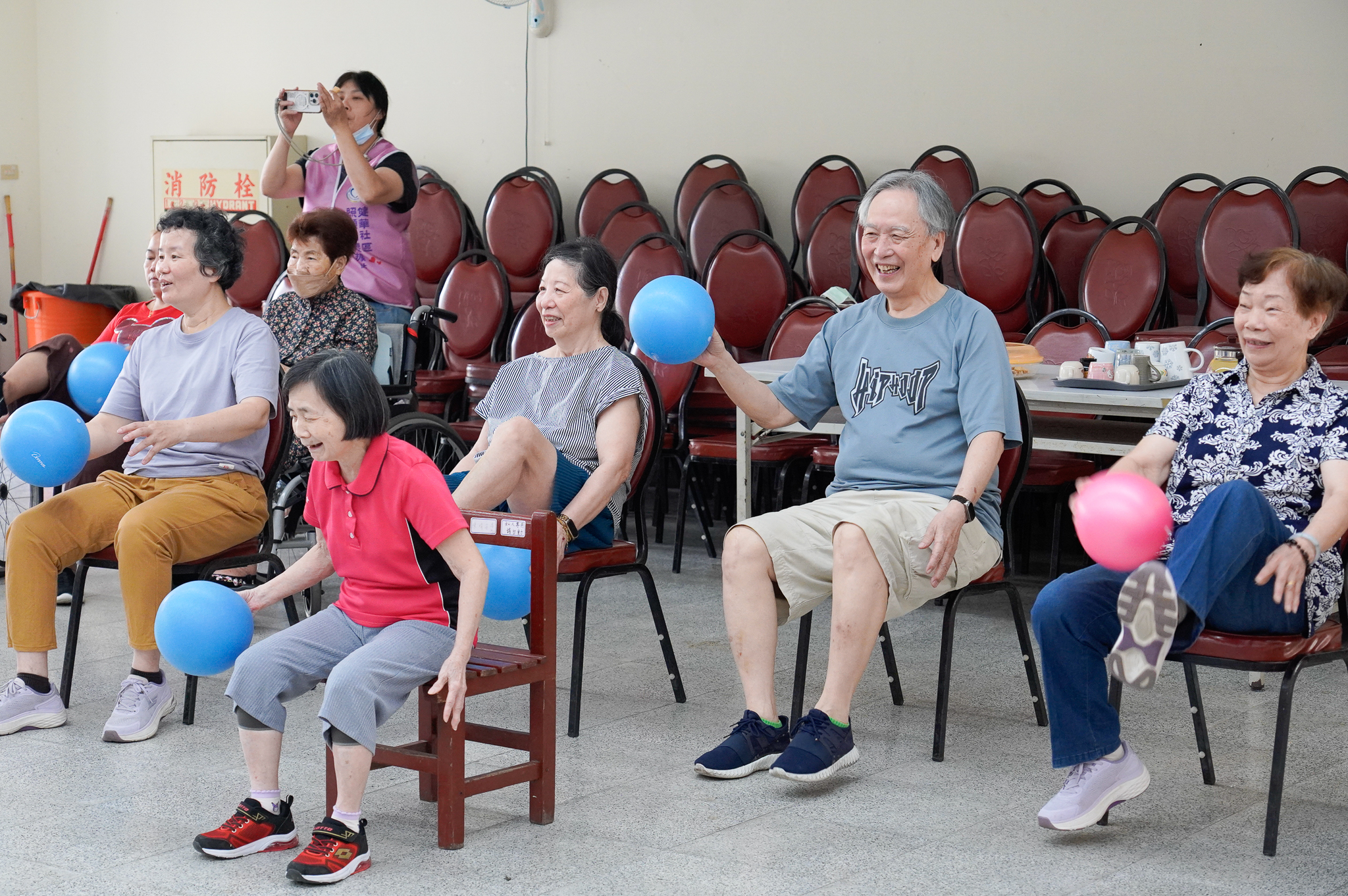 曾是F-5戰鬥機飛行員的譚慶普(右2)在據點內和長輩一起用彈力球運動