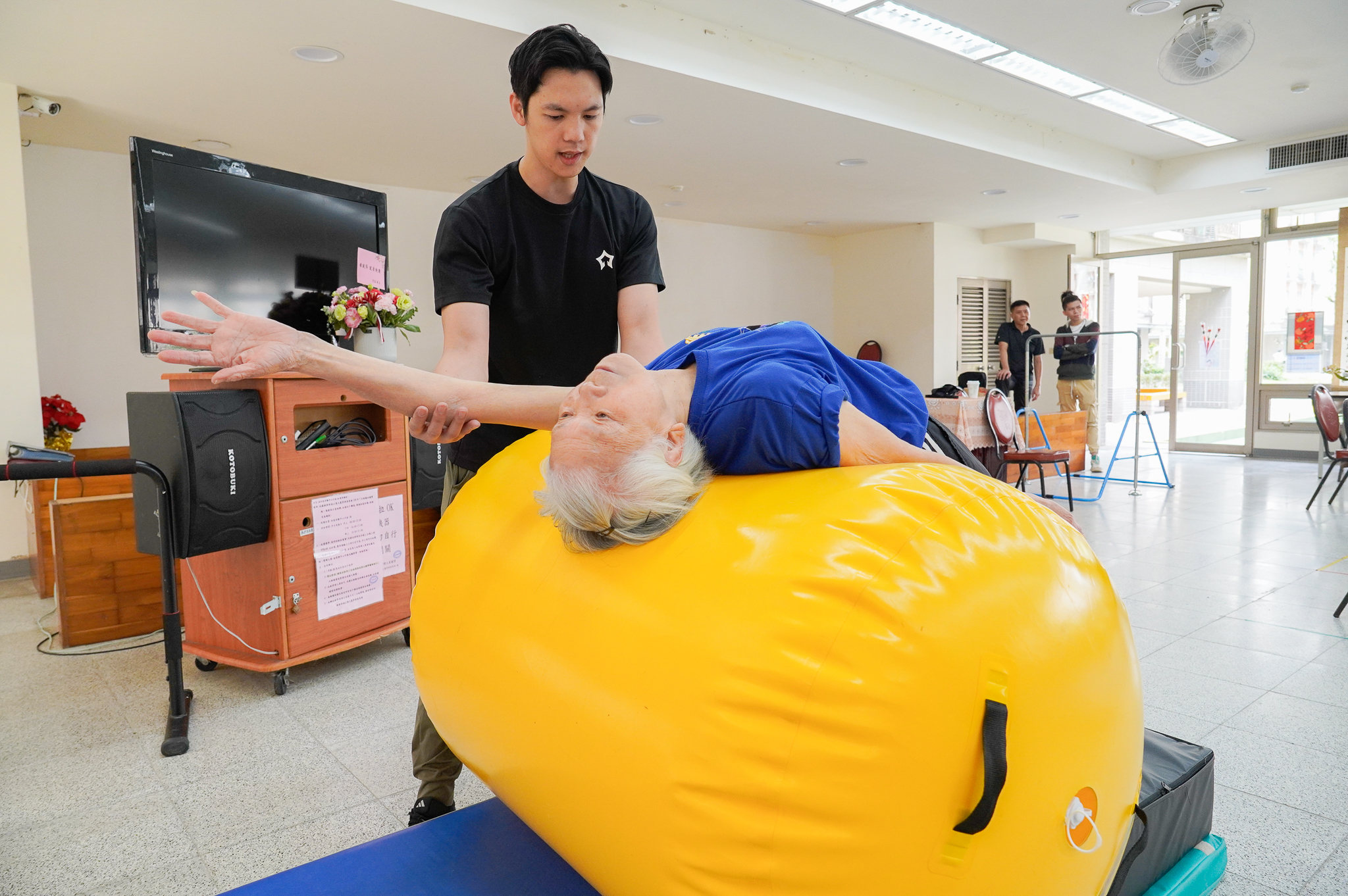 專業健身教練史提夫指導曾奶奶運用體操滾筒運動