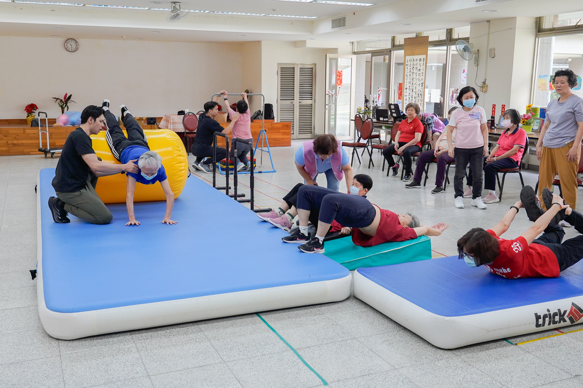 在專業健身教練的指導和帶領下，健華新城據點的長輩們開心的運動健身