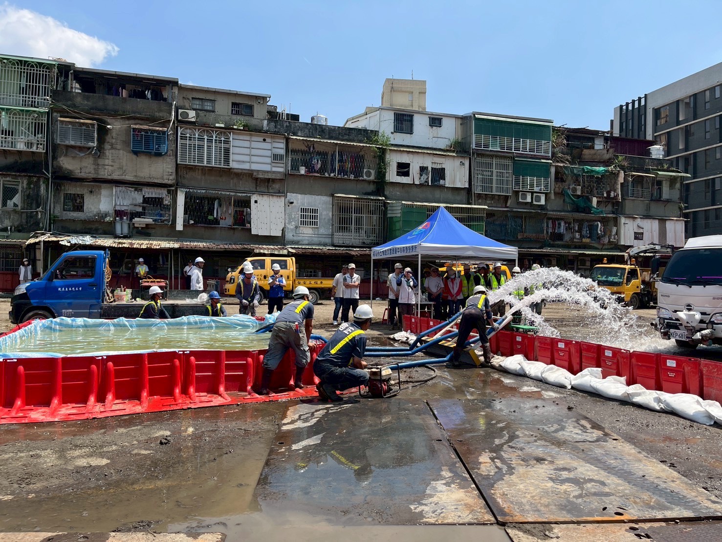 運用防汛擋板及沙包進行圍水