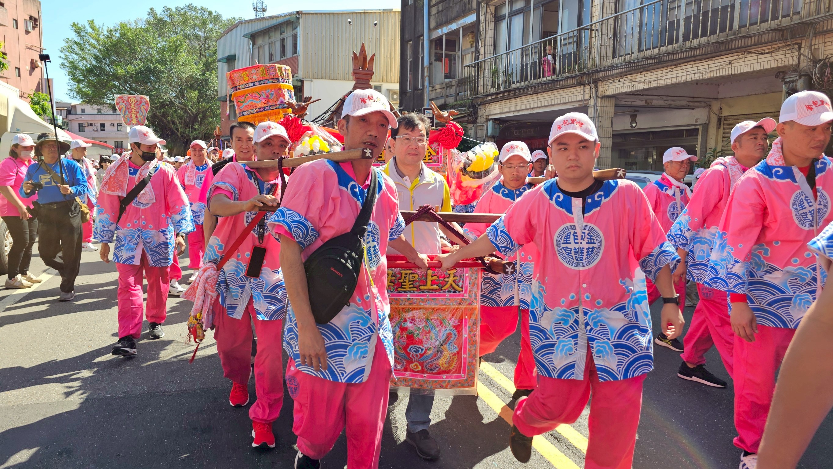03.新北市政府民政局長林耀長(中)參加金包里慈護宮舉行的北海岸傳奇媽祖文化祭