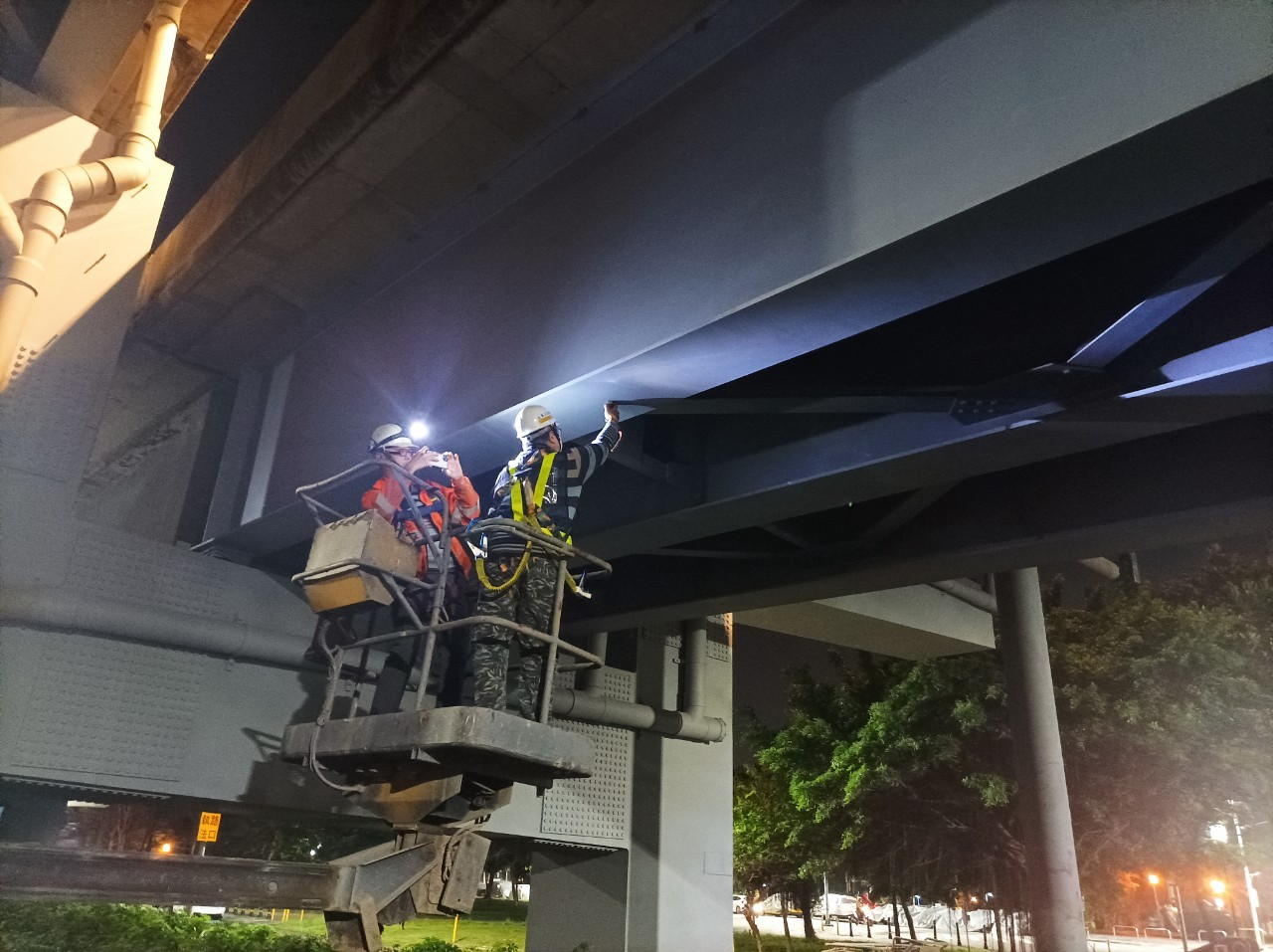 辦理新北環快高架橋油漆工程，養工處自5月15日起至7月28日止，夜間分階段封閉三重區環河南路)橋下單向平面道路。