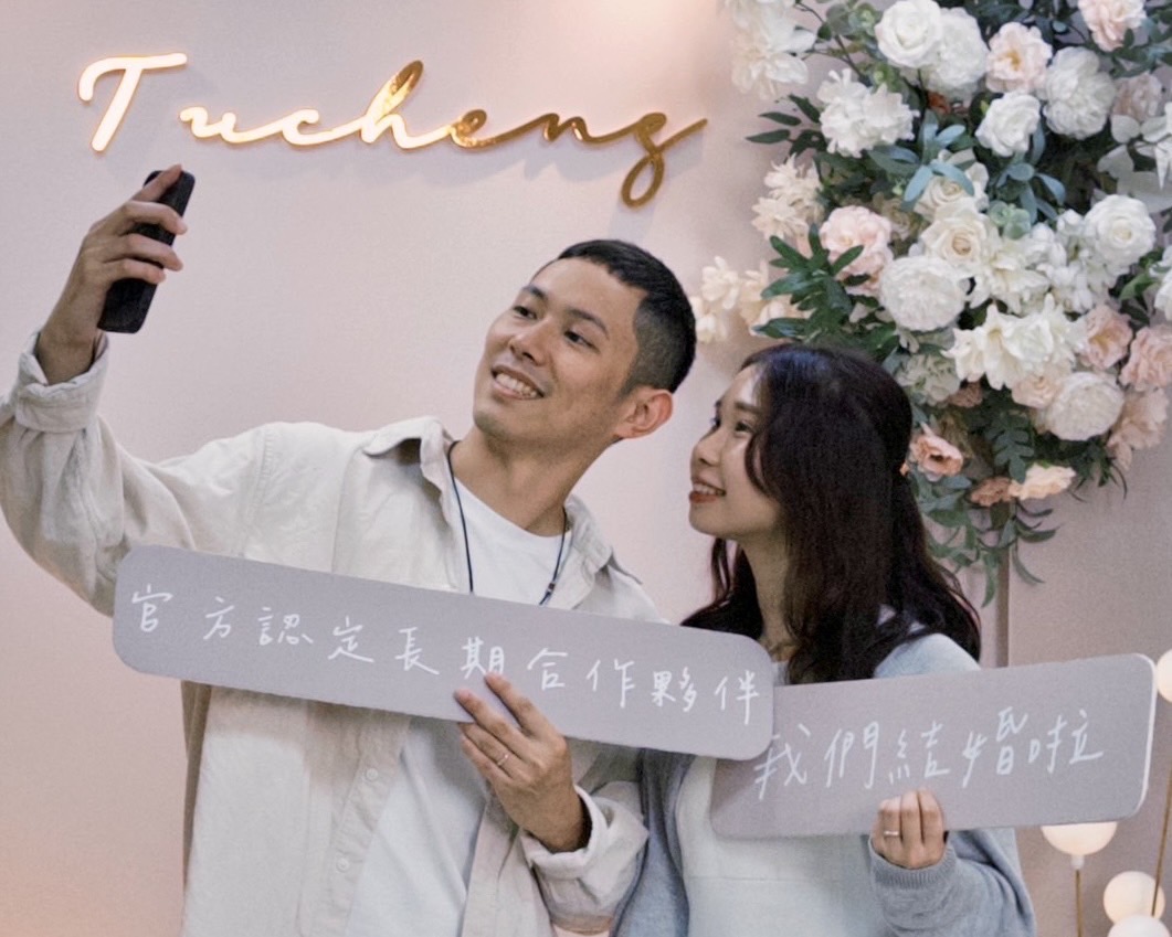 為讓新人在結婚登記時留下更具儀式感的回憶，各戶所也全面更新結婚背板，融入浪漫元素與地方特色，每對新人都能拍出獨一無二的幸福瞬間。