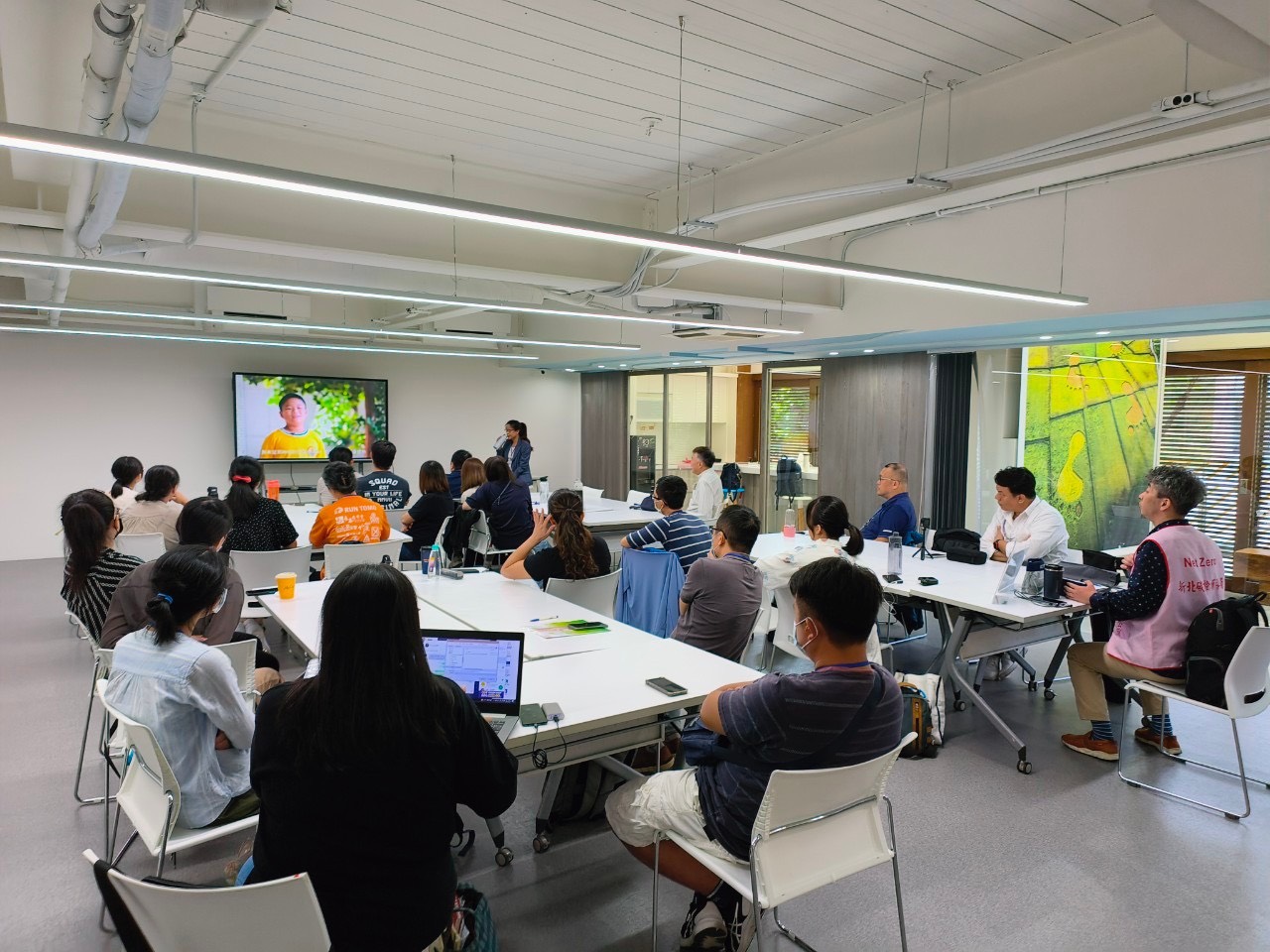 環境友善種子王書貞執行長在課程中分享企業環境教育活動內容設計(113年企業工作坊)
