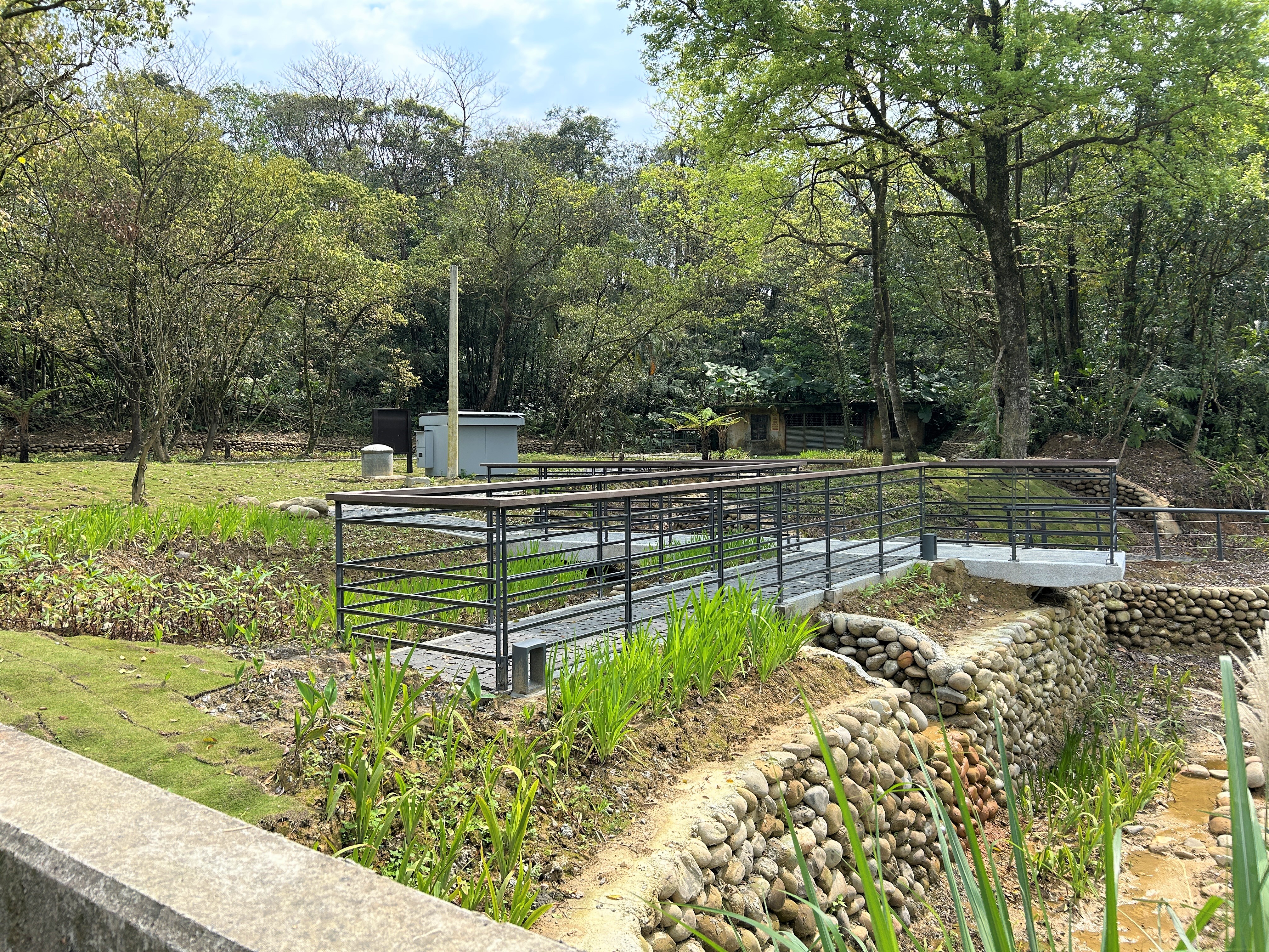 「新北市深坑石碇平溪微笑山線環境營造工程」為重現螢火蟲棲地，利用既有低窪池體，提供生長空間。