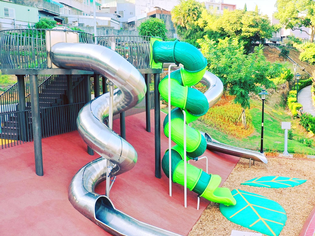 鶯歌區永吉公園以「花朵樂園」為主題，花朵造型的滑梯平台為設計主軸，其中魔豆造型旋轉溜滑梯是小朋友的最愛
