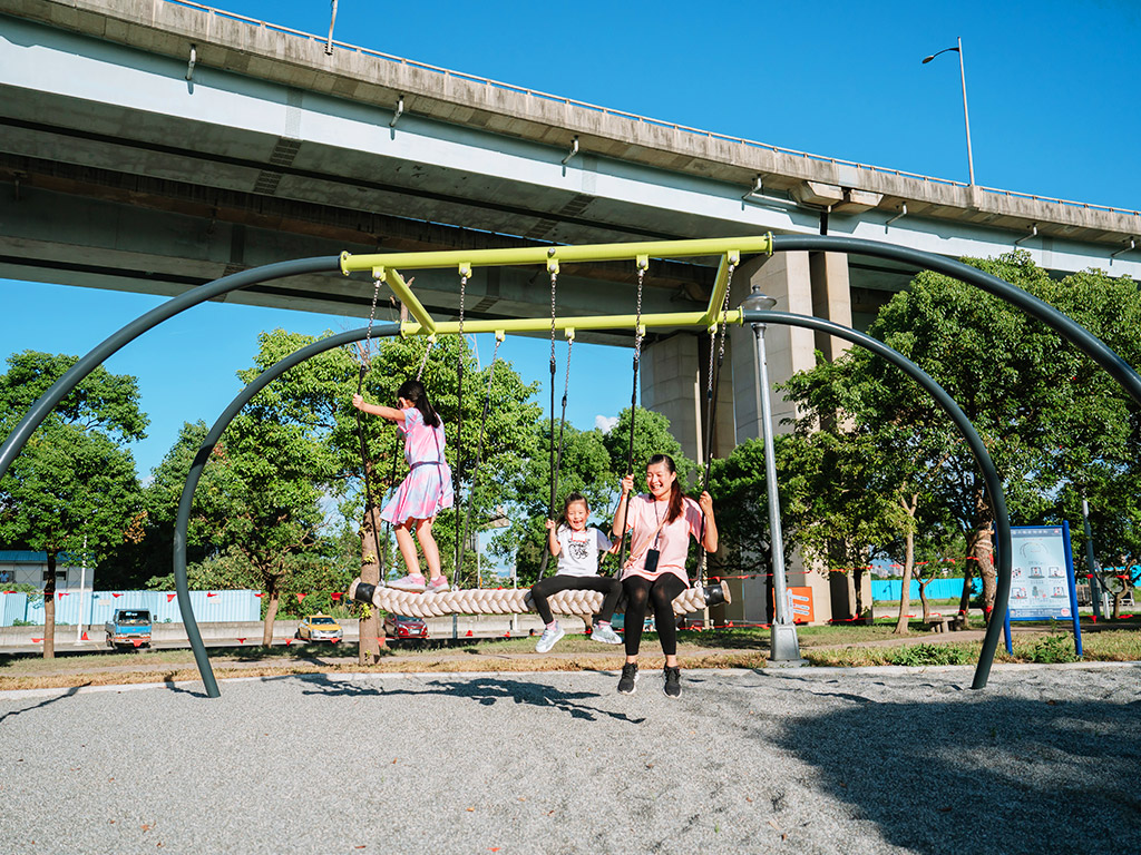 五股區體健防災公園豐富的活動空間及設施，特別適合大人小孩一起來放電