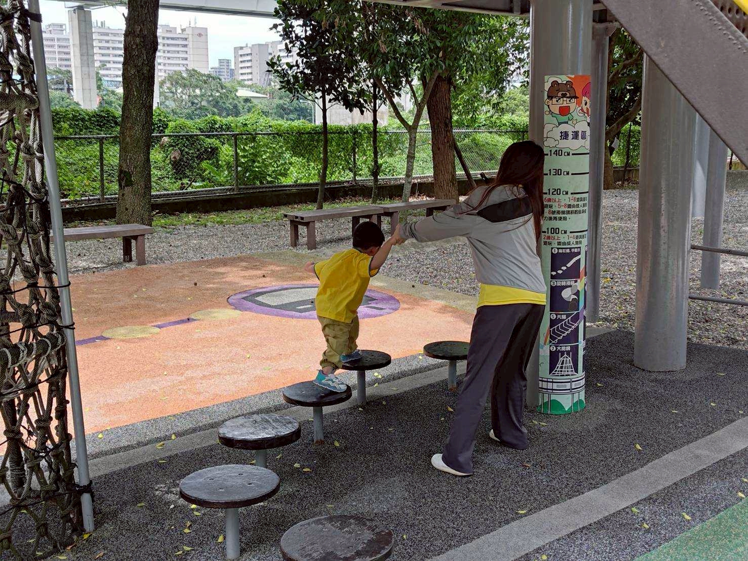 林口區樂活公園具有多樣的體健設施可供休憩，歡迎大家一起來挑戰鍛鍊