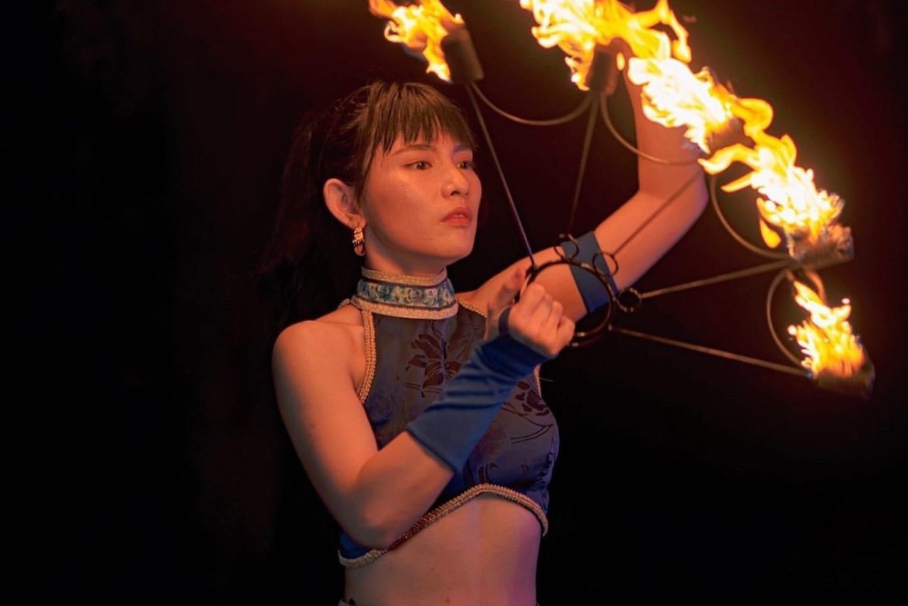 彤之燁火舞集—全台唯一女子火舞團，聯手發條娃娃表演藝術團隊，融合武術身段與民俗技藝，展現力與美交織的動感演出，為碧潭夜晚注入震撼能量。