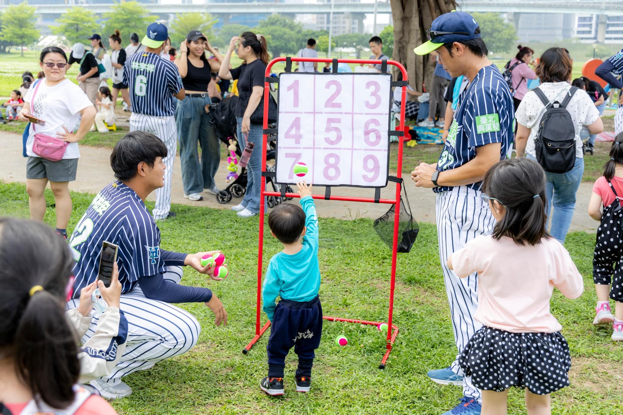 新北市政府將於5月18日舉辦「2025新北城市派對」及「選手歡迎晚會」，集合體驗市集邀請民眾同樂。