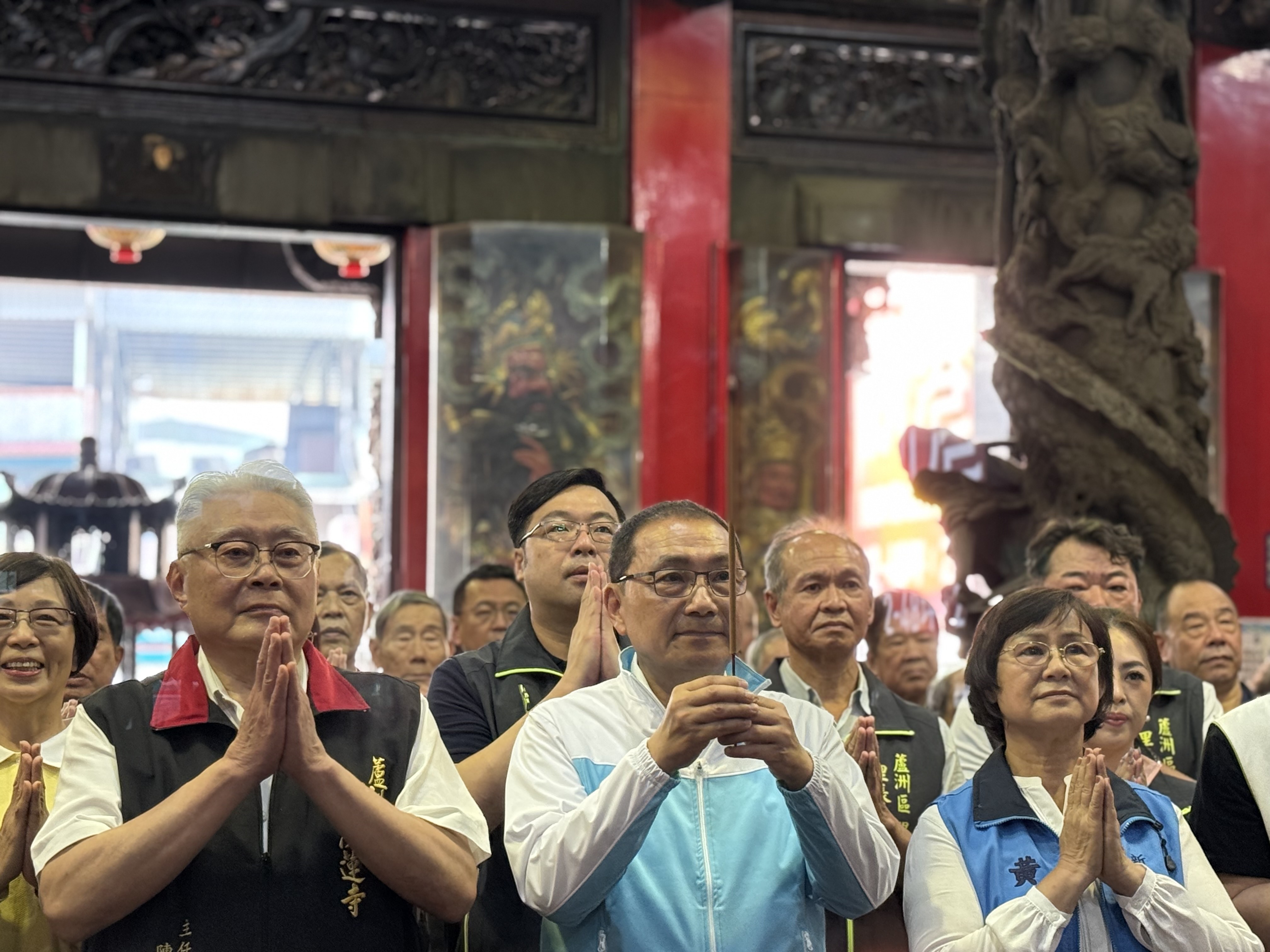 新北市長侯友宜今（15）日來到蘆洲湧蓮寺參拜祈福，祈求市政順利、百姓平安健康。