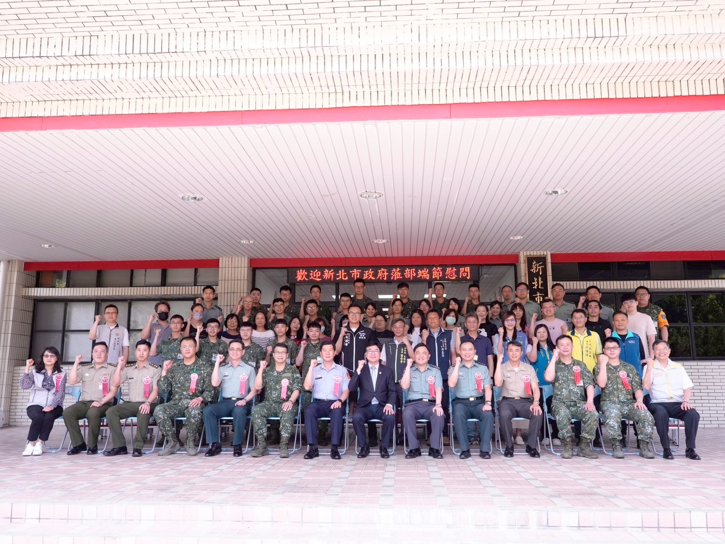 劉和然與現場國軍弟兄合影。