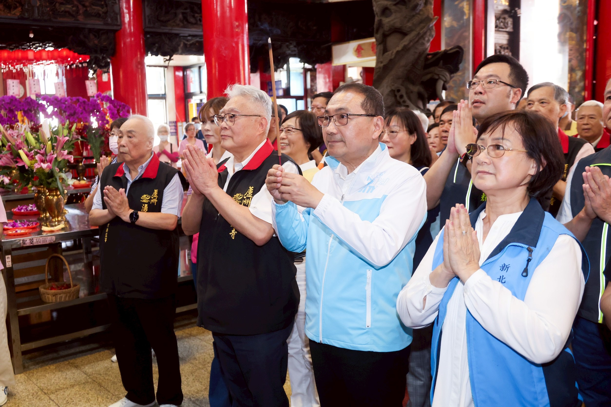 侯友宜赴蘆洲湧蓮寺參拜祈福，感謝廟方對社會公益不遺餘力的付出。
