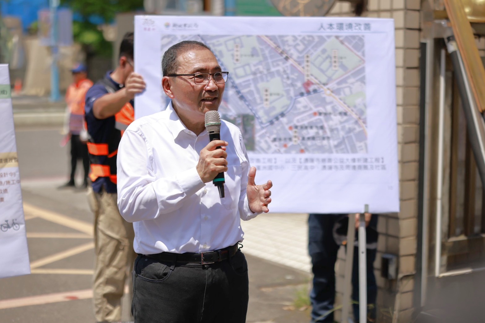 侯友宜市長視察關心湧蓮寺慈善公益大樓的工程進度，期許工程如期如質在明年10月完工。