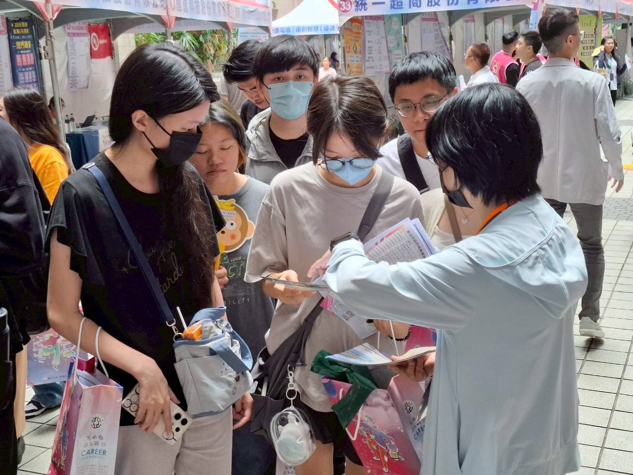 學生熱情參加就博會