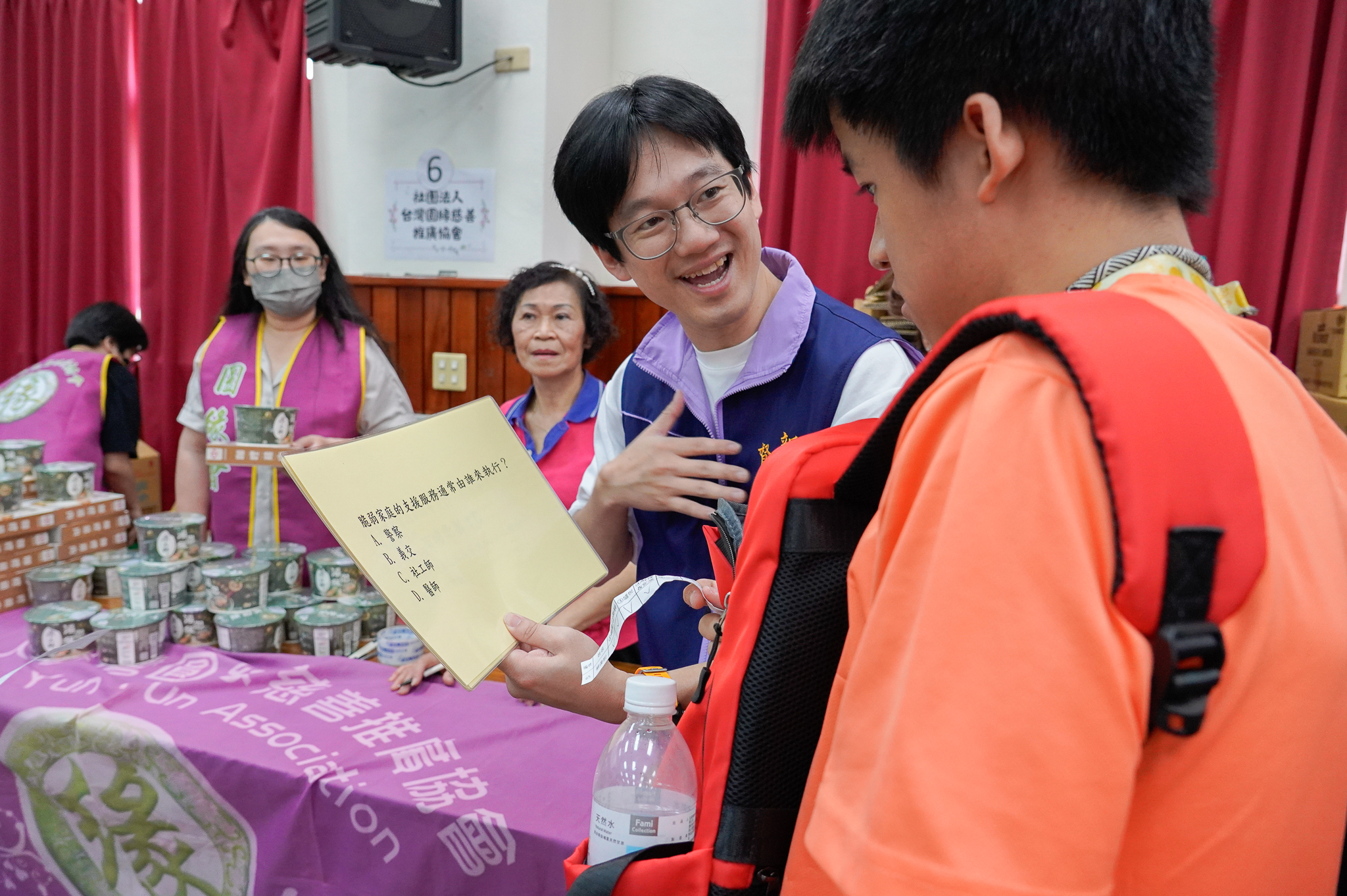 社會局社工協助民眾領取物資，並透過輕鬆問答社會福利相關問題，與民眾互動
