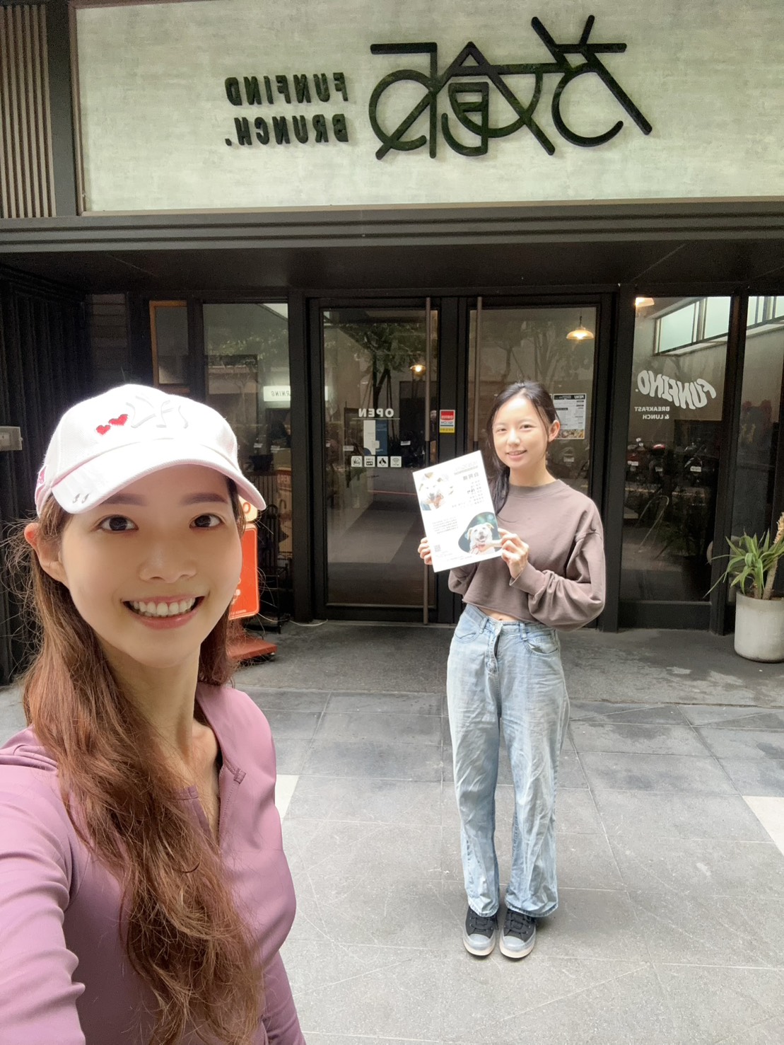 志工江婉綺與店家合影。