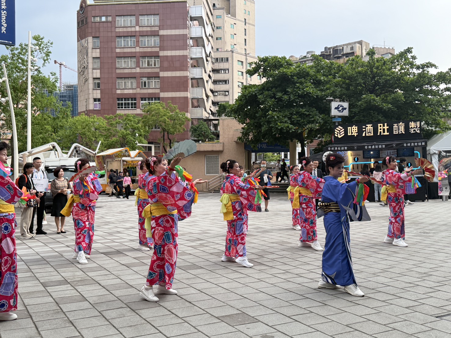 圖2.板橋區在地舞團為遠道而來日本團貴賓表演日本舞迎賓