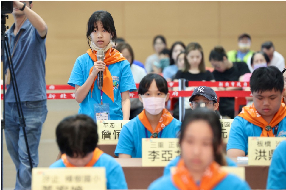 提問環節，十分國小詹佩穎向副市長請益環境議題，認為平溪的天燈觀光推廣與環境保護間，需要有更完整的公民對話進行討論