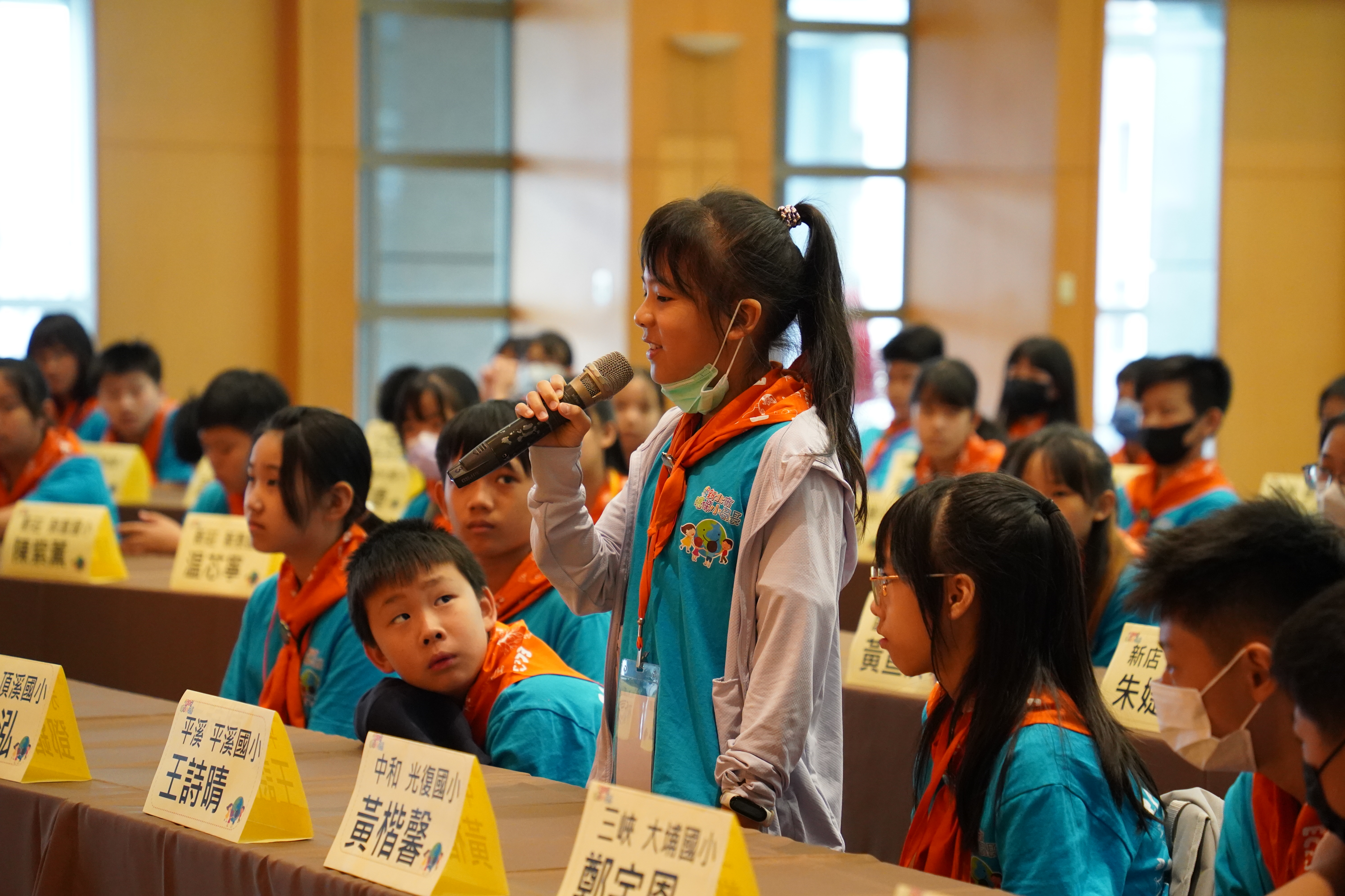 提問環節，平溪國小王詩晴向副市長請益環境議題。希望能夠透過無車日的舉辦，藉由搭乘大眾運輸工具降低移動汙染源的排放量