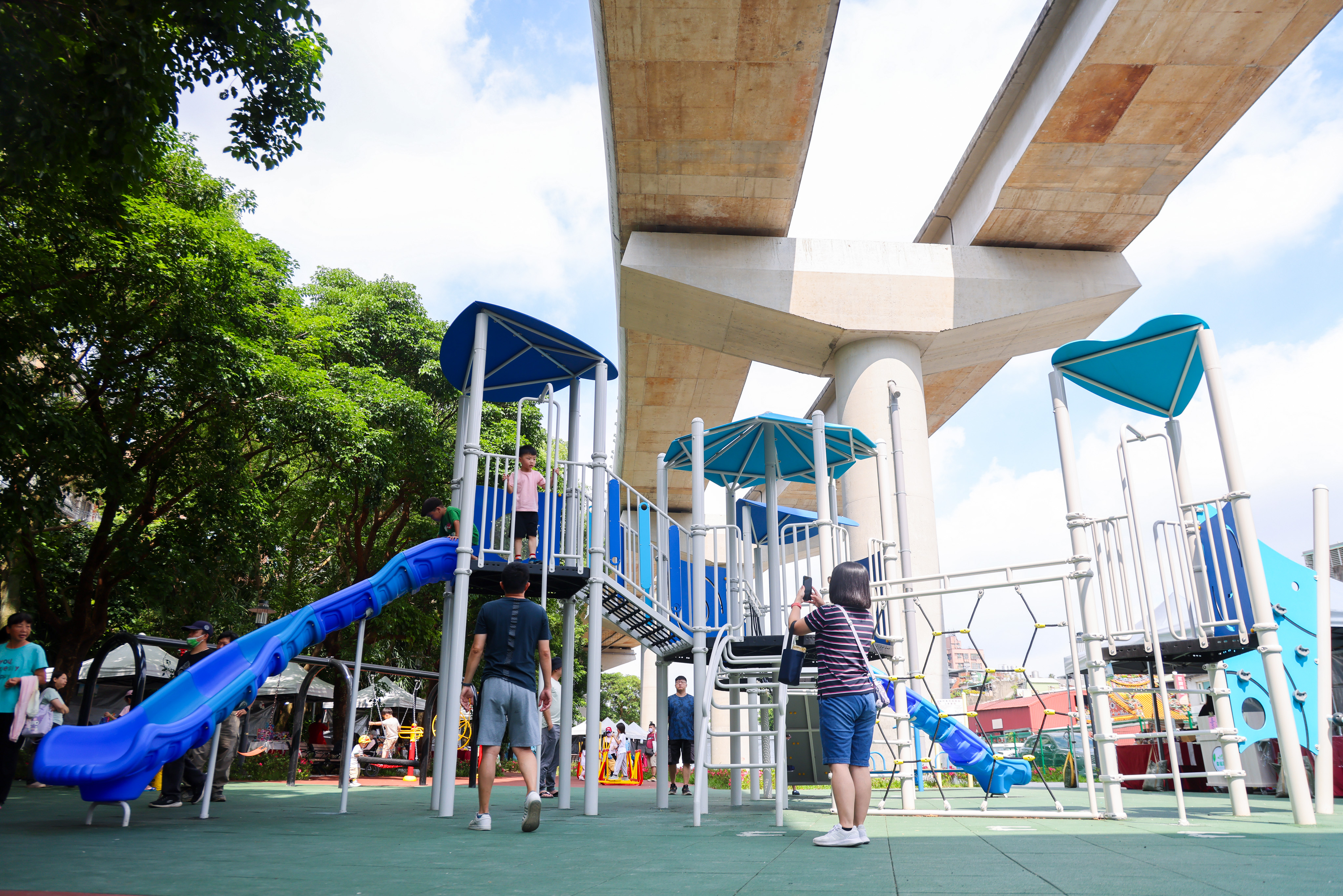 公三公園設置小朋友喜愛的溜滑梯、盪鞦韆，也導入無障礙設計的遊戲設施，以及多項讓長輩增進體適能的體健設施。