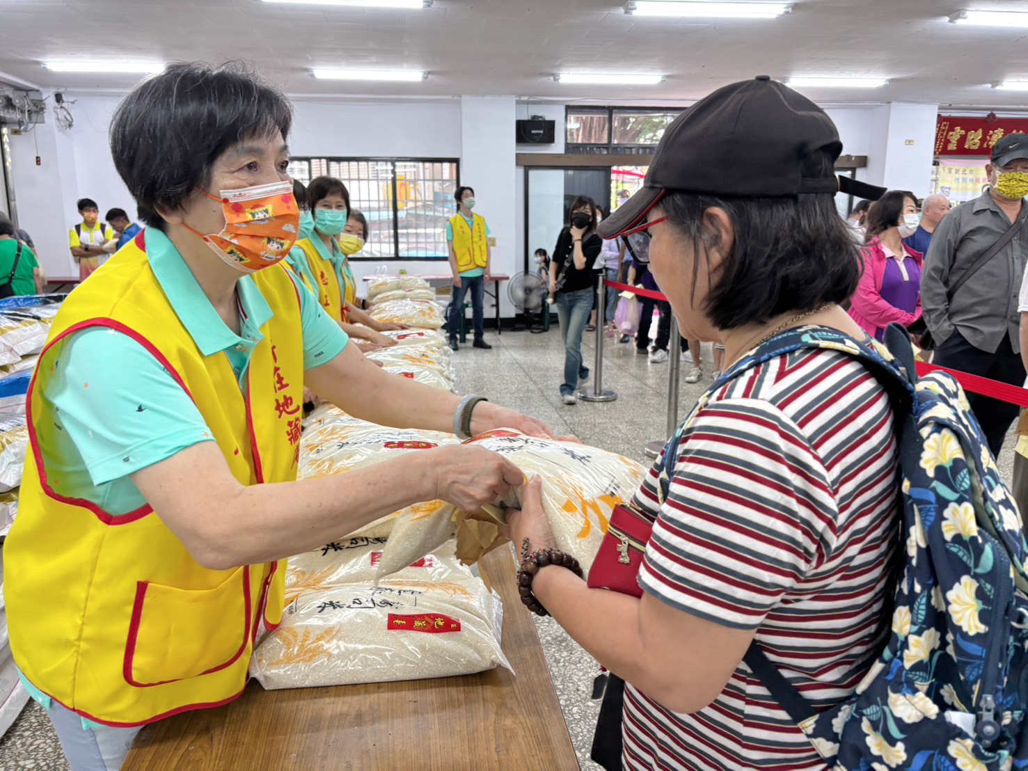 民眾領取白米及紅包
