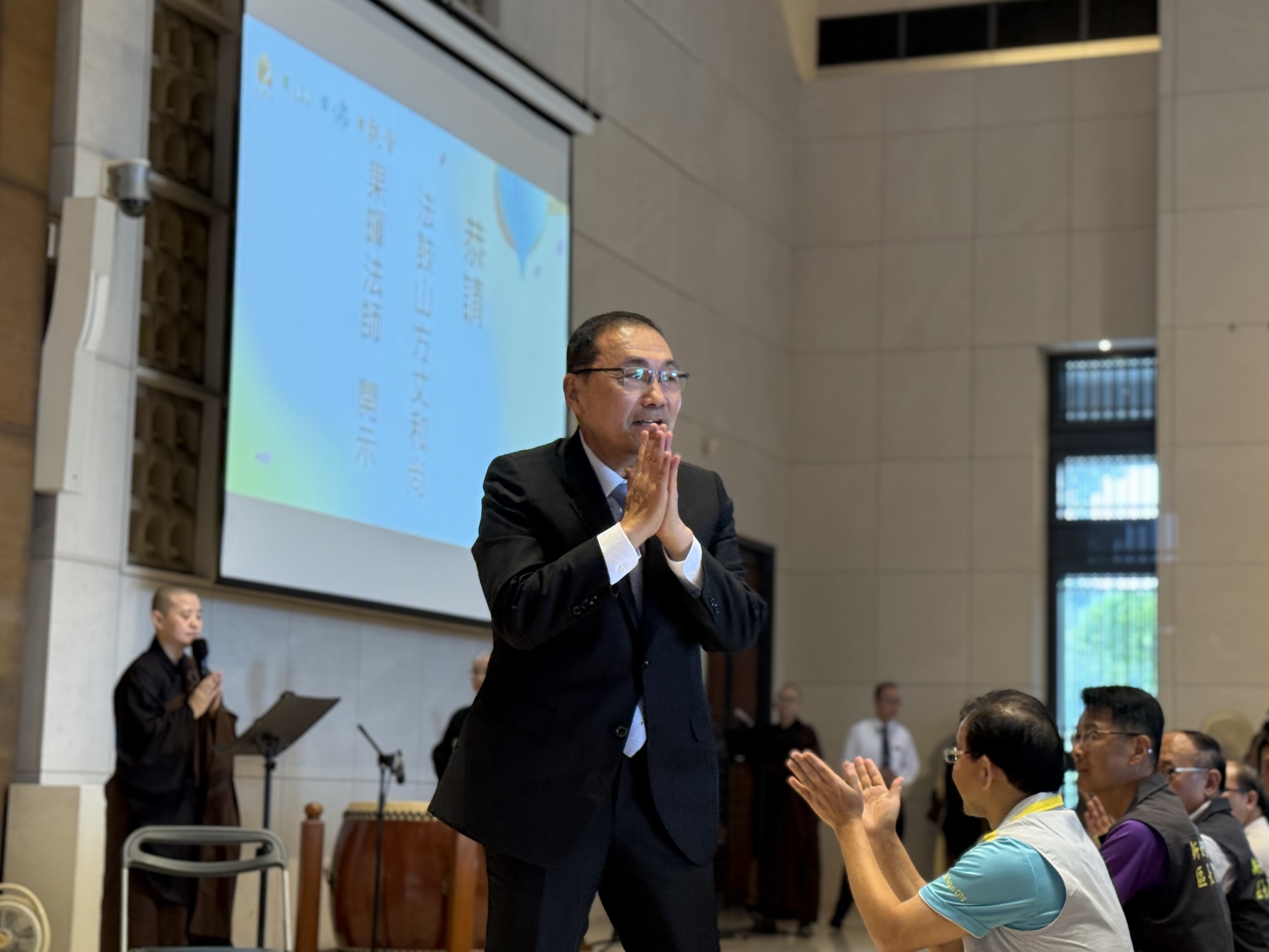 新北市長侯友宜今（18）日來到金山法鼓山佛教教育園區參加浴佛大典，祈求新北市政順利、百姓安康。
