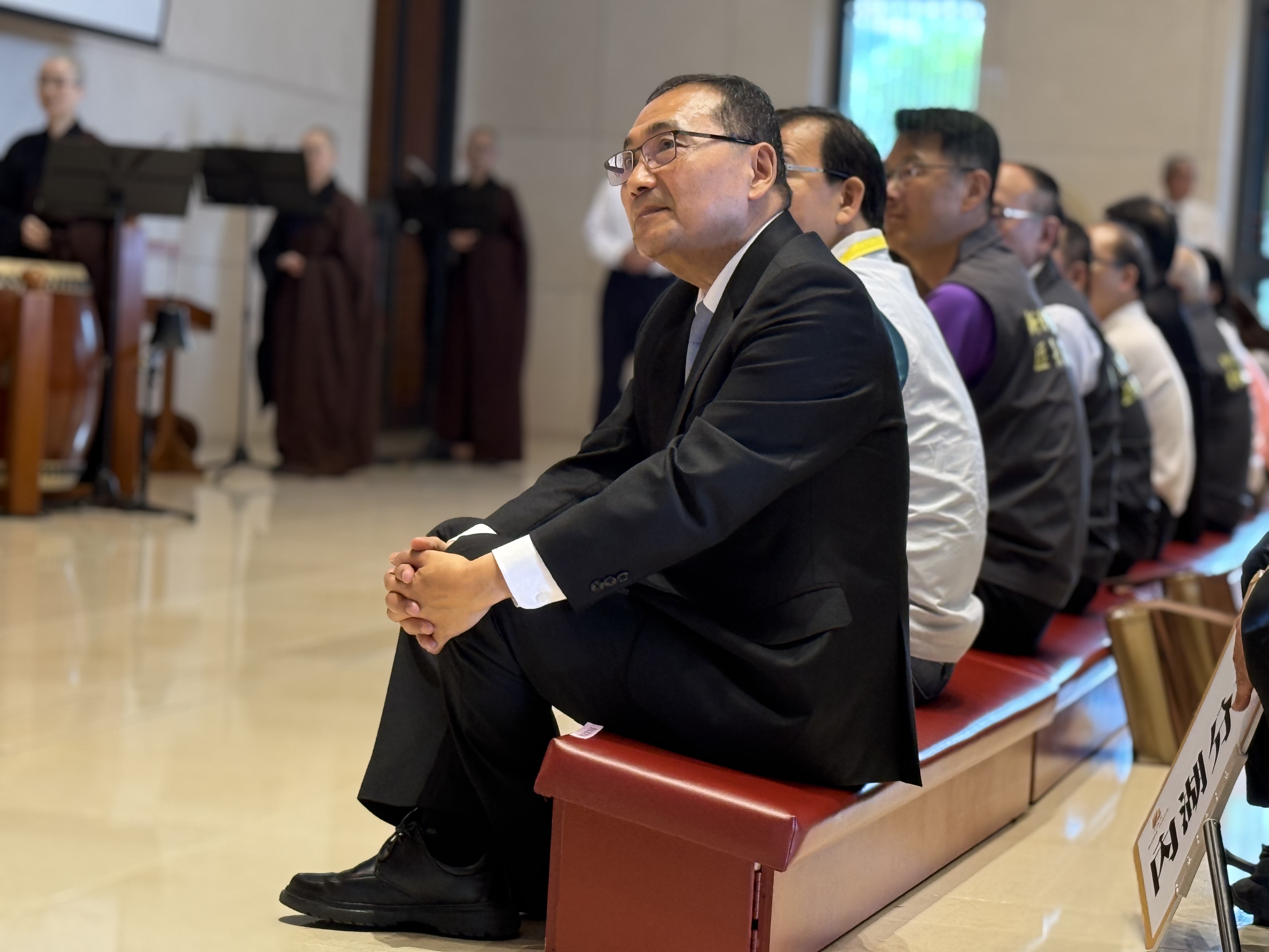 侯友宜仔細聆聽方丈釋果暉法師開示