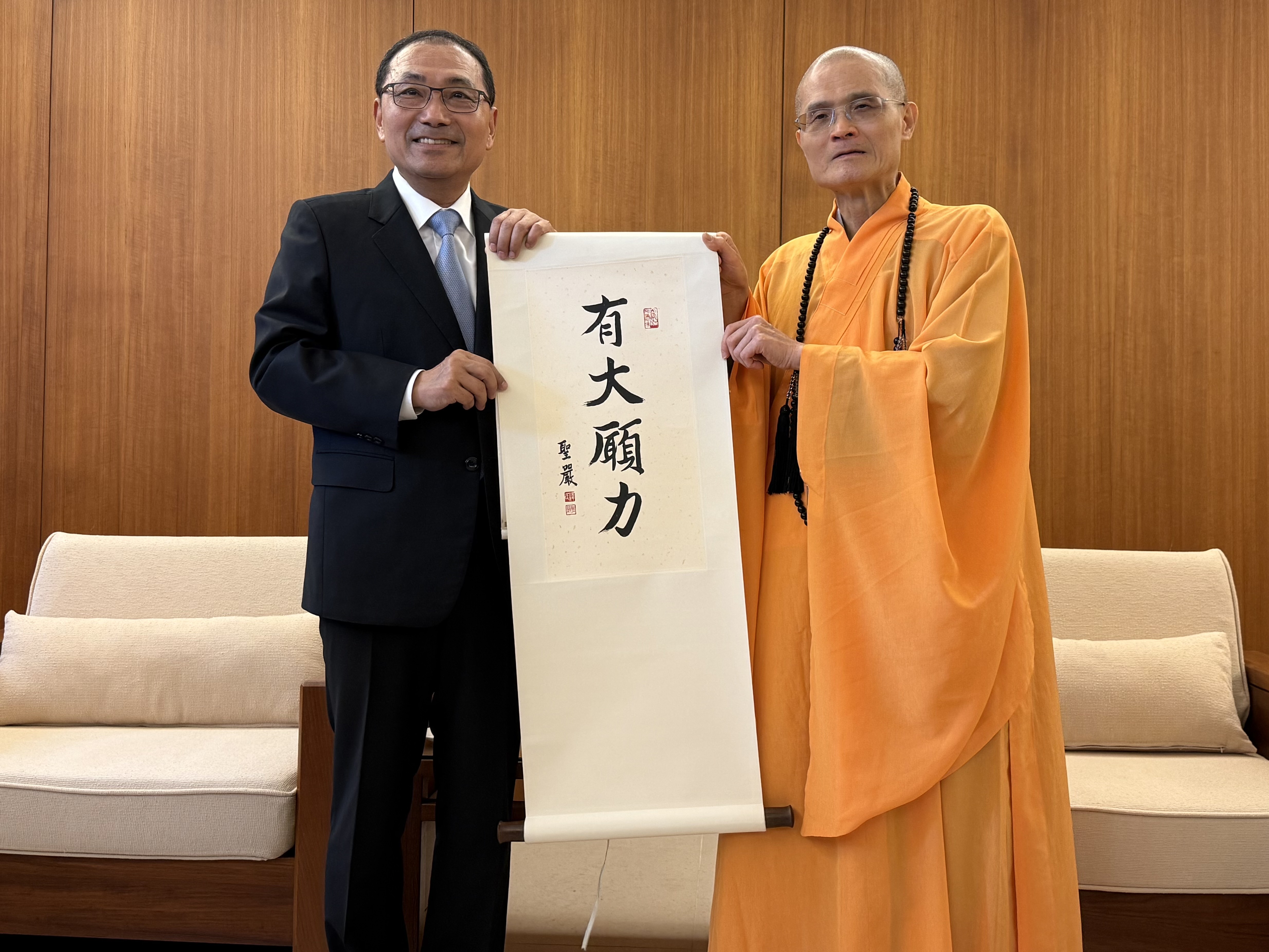 方丈釋果暉法師致贈題有「有大願力」四字紙匾予以侯友宜市長。