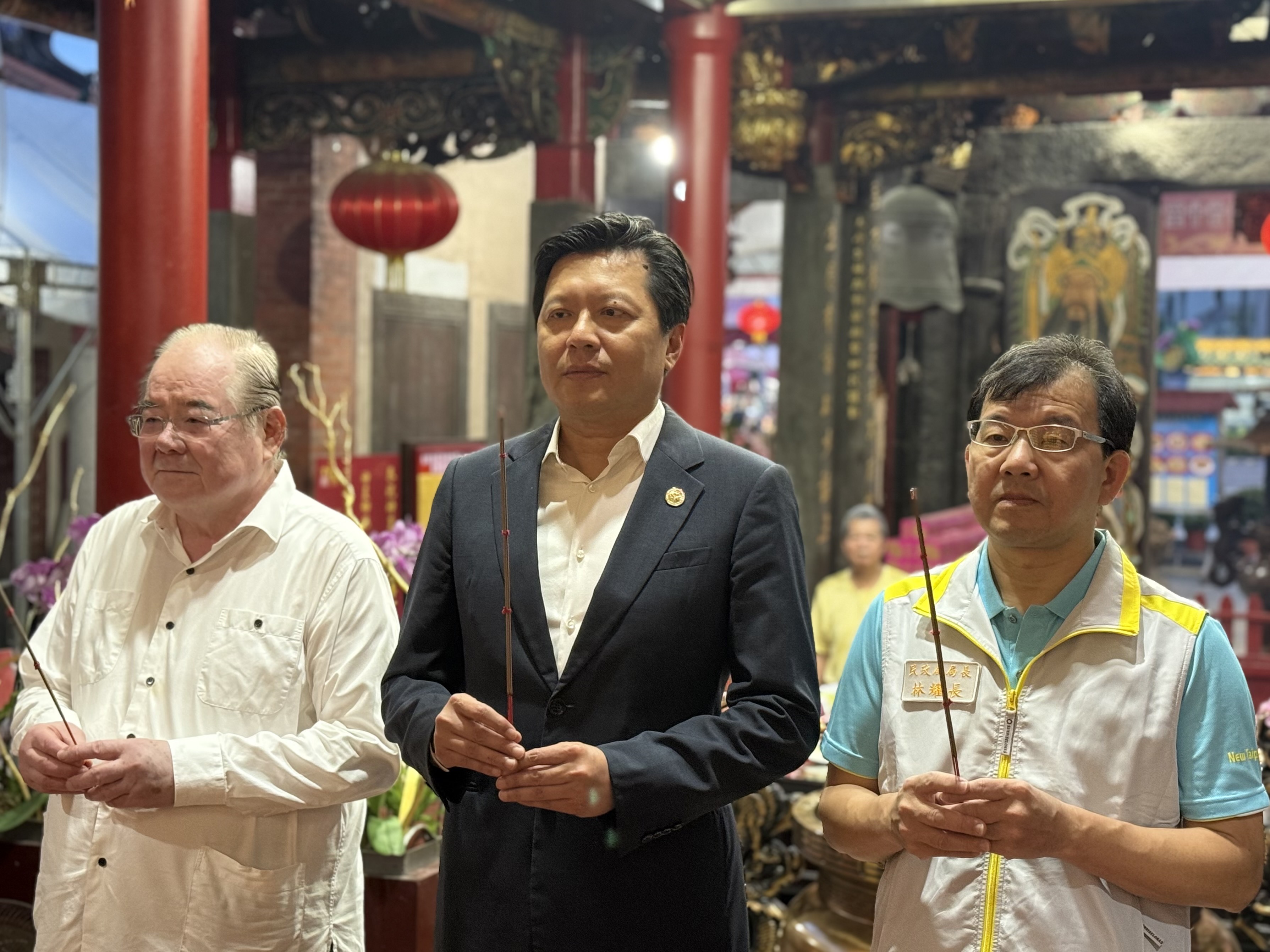 先嗇宮「神農文化祭」今(18)日晚間熱鬧登場，新北市副市長朱惕之代表市長侯友宜參拜祈福，祈求穀物豐收、百姓安康、四時無災、八節有慶。