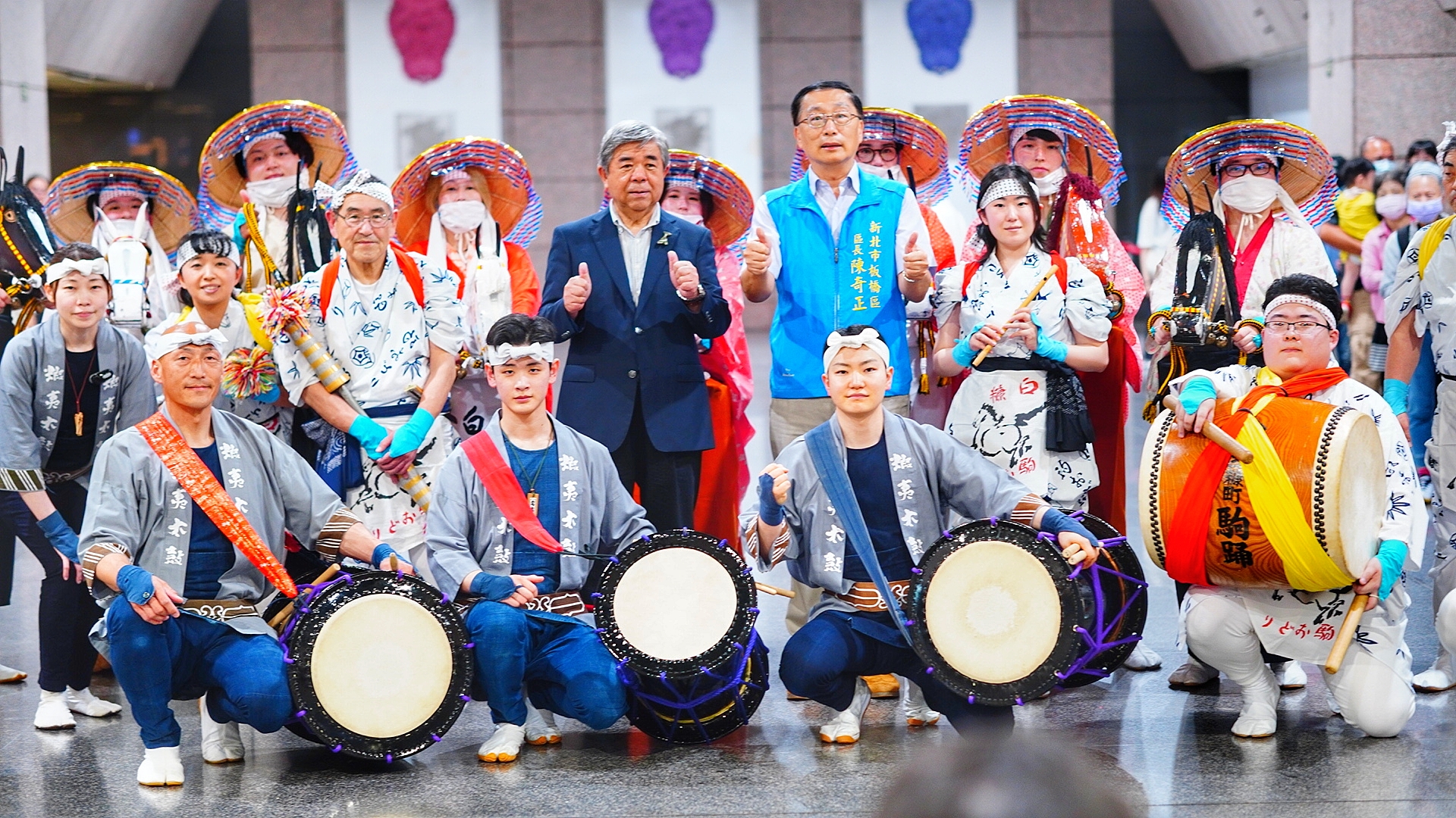 北海道白糠町在板橋車站表演白糠馬舞，吸引許多旅客駐足欣賞。中為棚野孝夫町長及板橋區長陳奇正