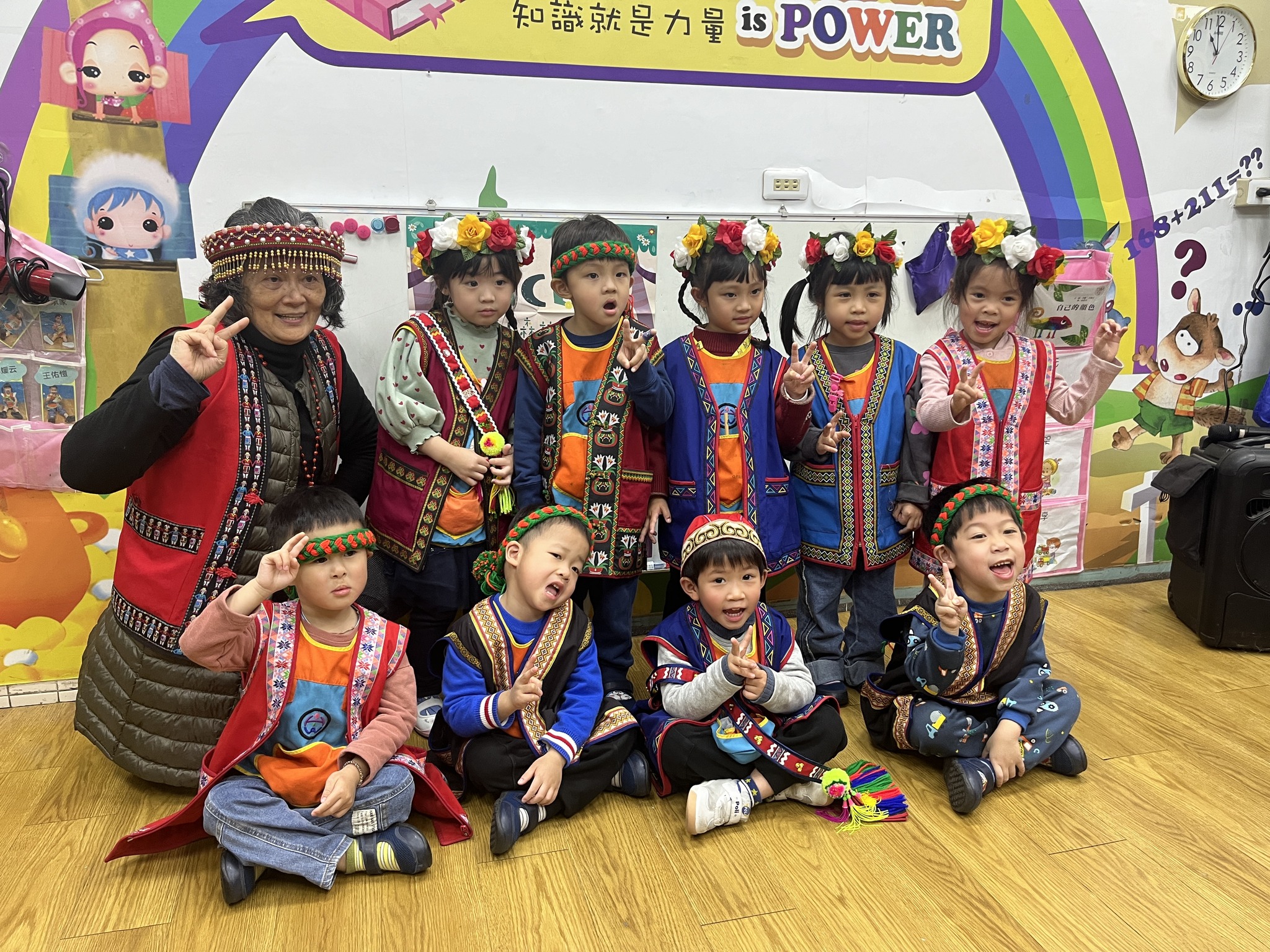 ▲說故事老師帶小朋友認識原住民族各族服飾。(圖/新北市政府原民局提供)