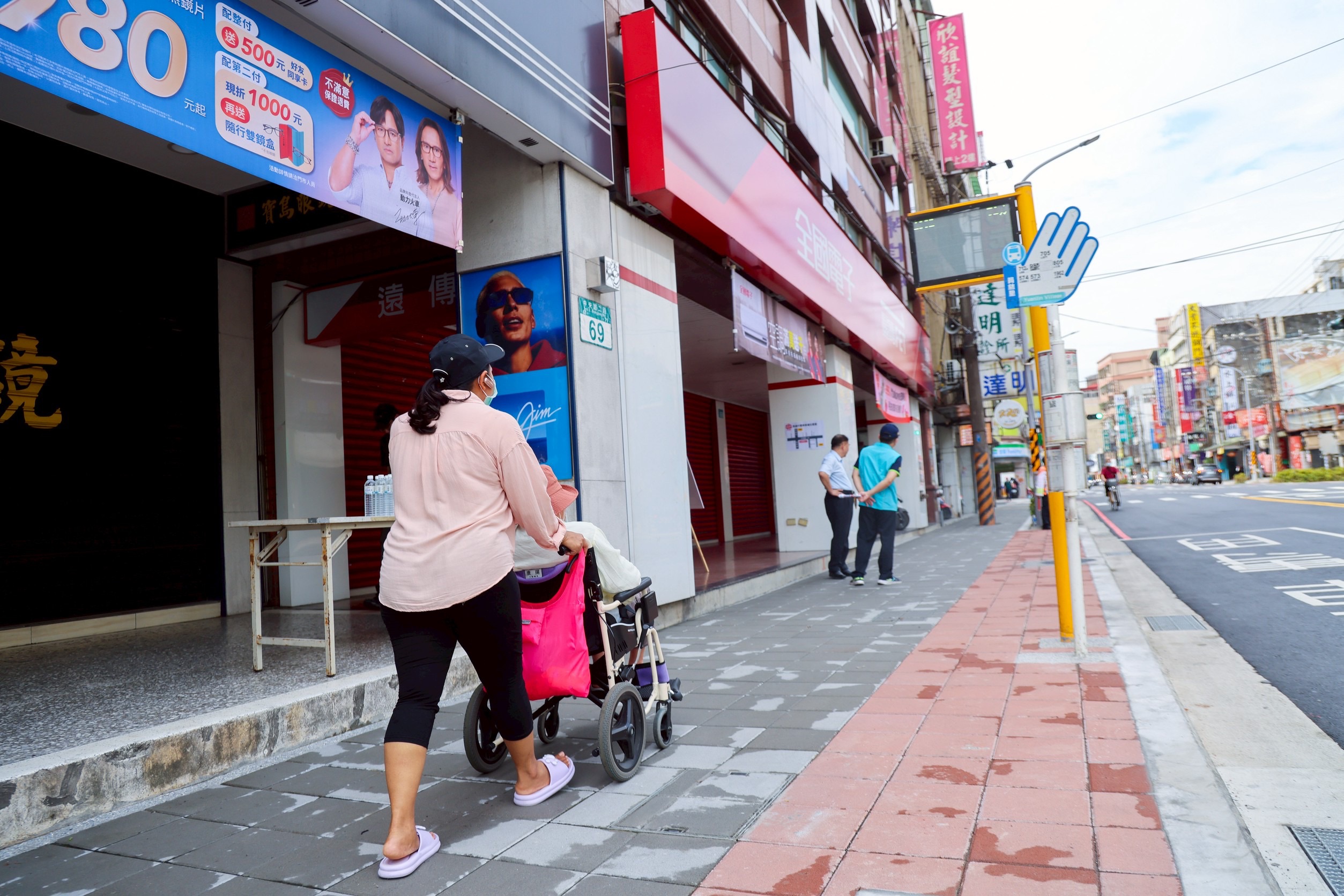 土城區的人行道整體改善計畫已投入約5.8億元，完成10條主要道路人行空間改善