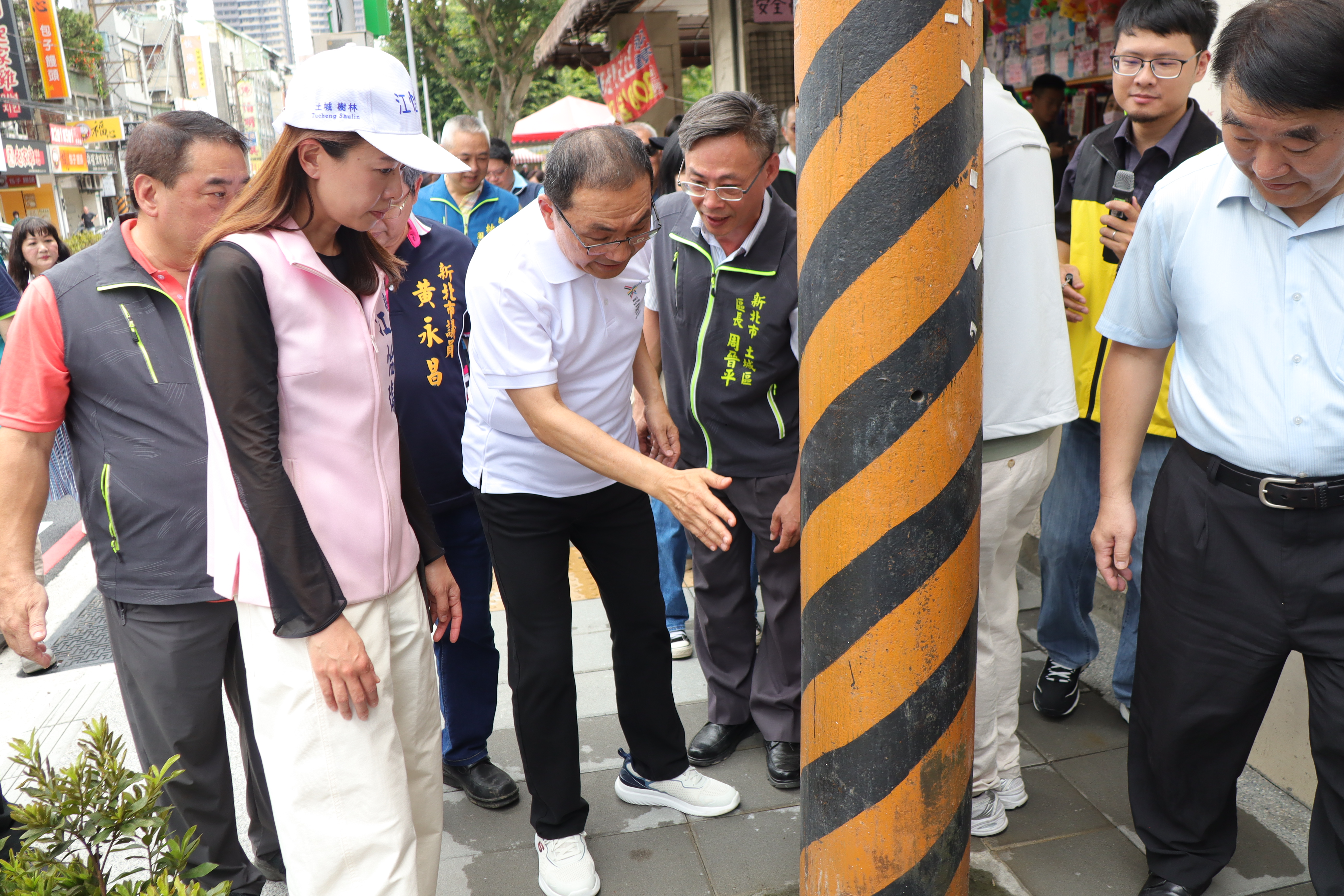 侯友宜市長(中)實地視察土城區中央路1、2段人行道整體改善工程的現況，電桿下地作業未來由台電協助。