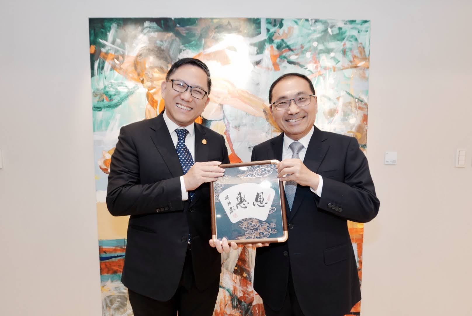 侯市長展示任梓銘市長（左）多年前贈予的親筆書法作品，象徵雙方情誼深厚
