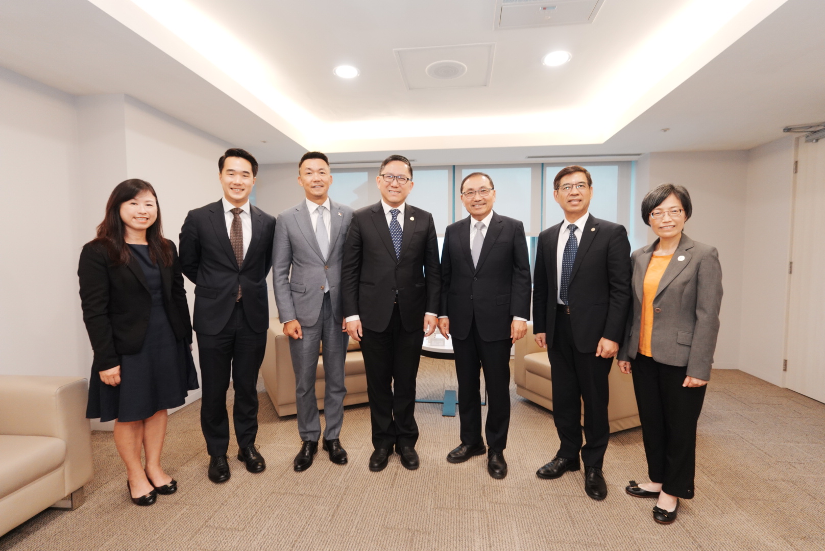 訪賓包括新加坡駐台北商務辦事處代表葉偉傑（左3）、副代表蕭偉雄（左2）、新加坡西北社區發展理事會副總經理許瓅蓮（左1）