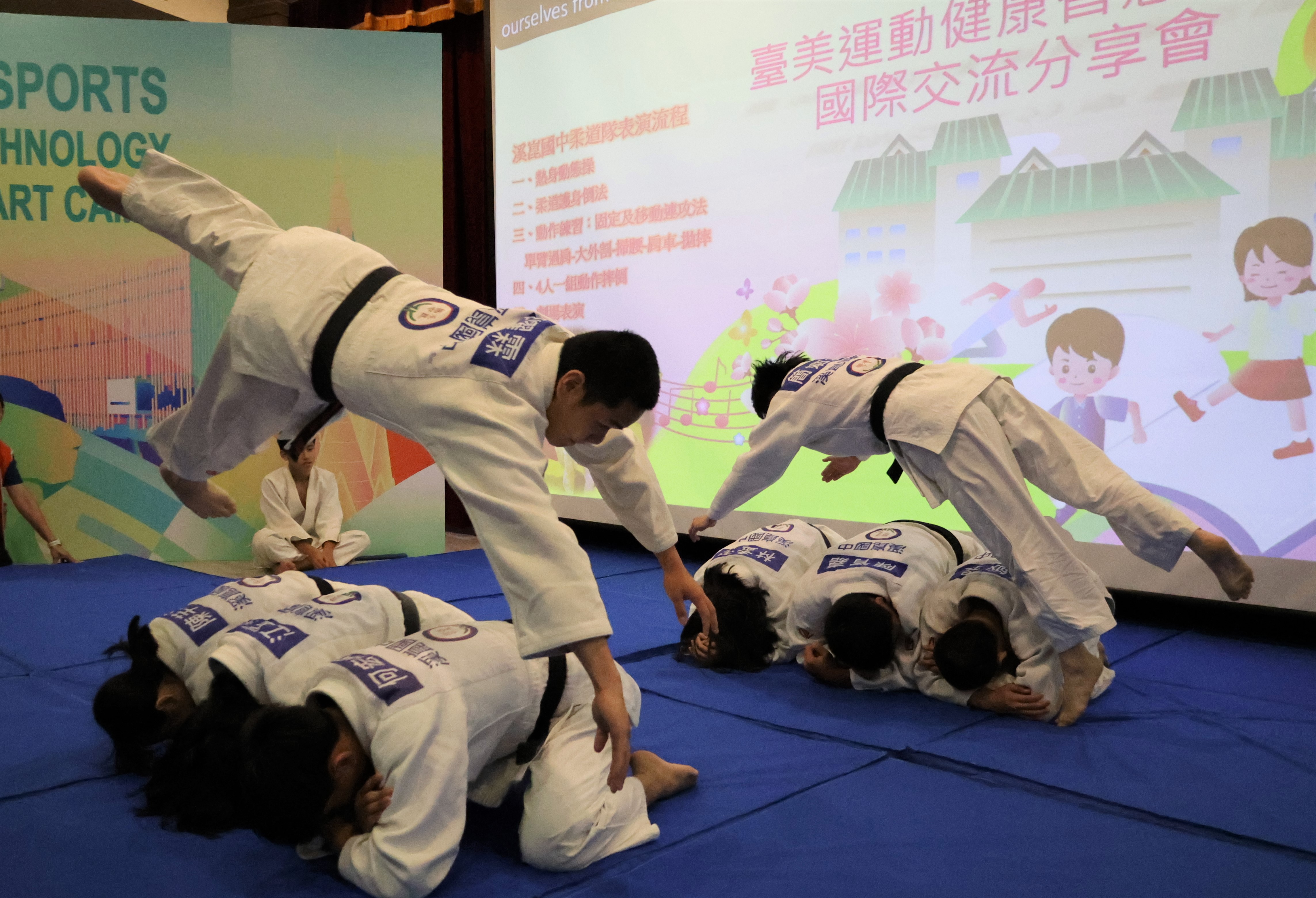 溪崑國中柔道隊同學現場分享跳遠護身倒法